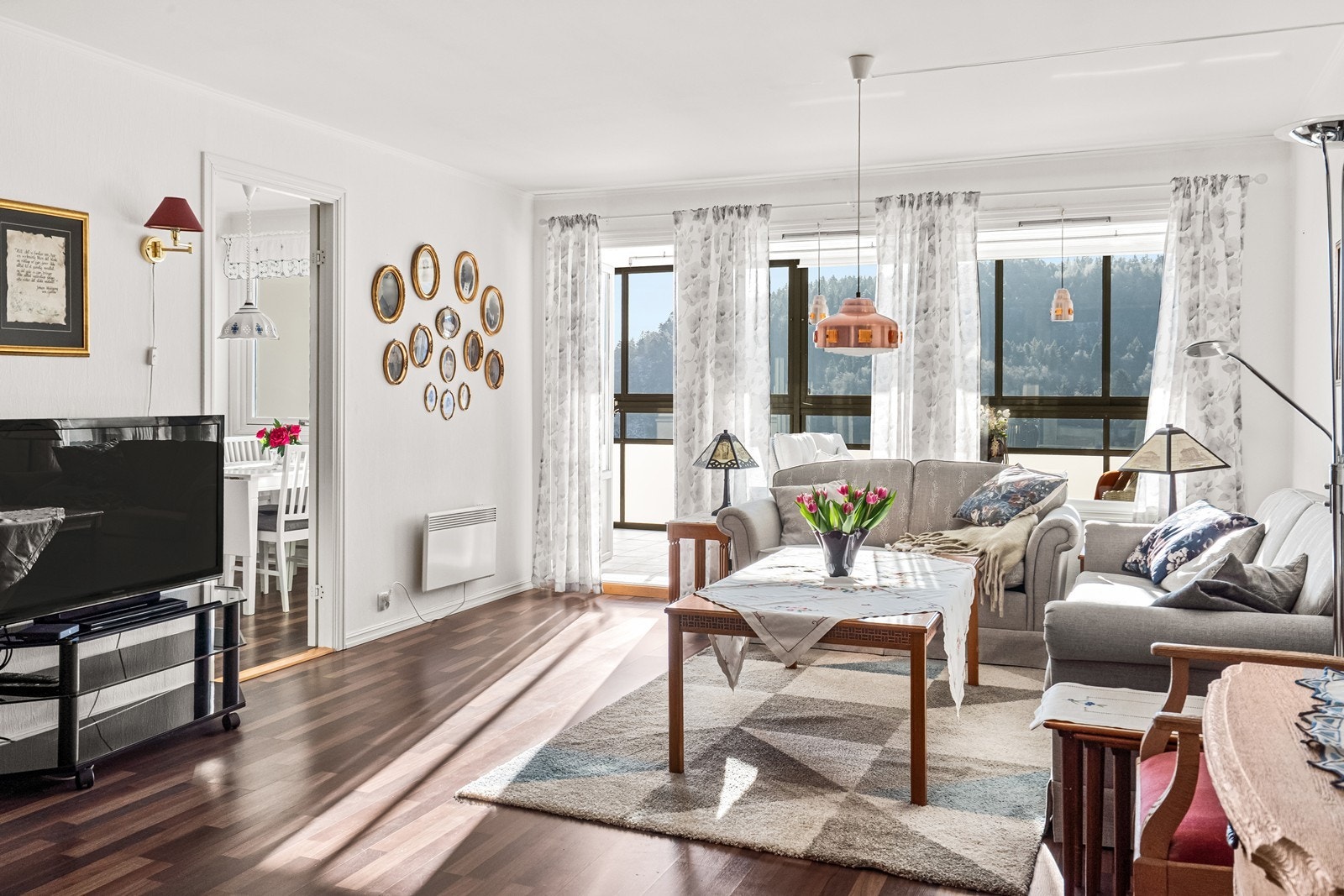 Gjennomgående laminatgulv og lyse veggflater gir et helhetlig inntrykk. Galleribilde