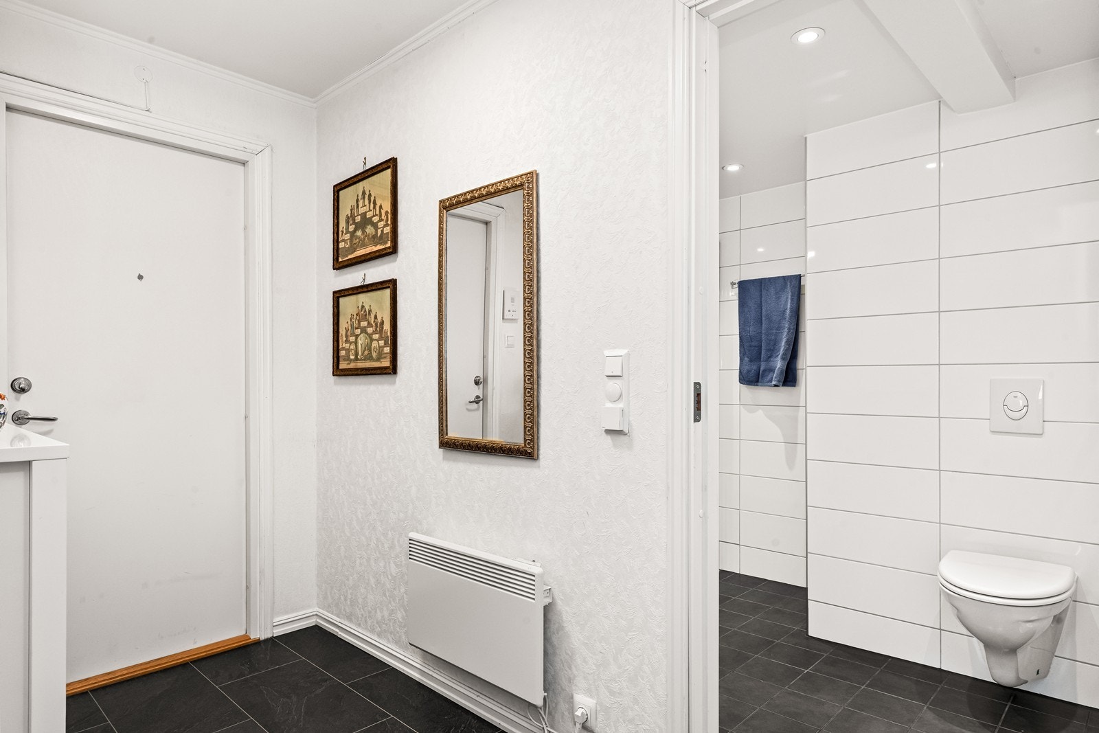 Fra gangen er det adkomst til leilighetens moderne bad. Galleribilde