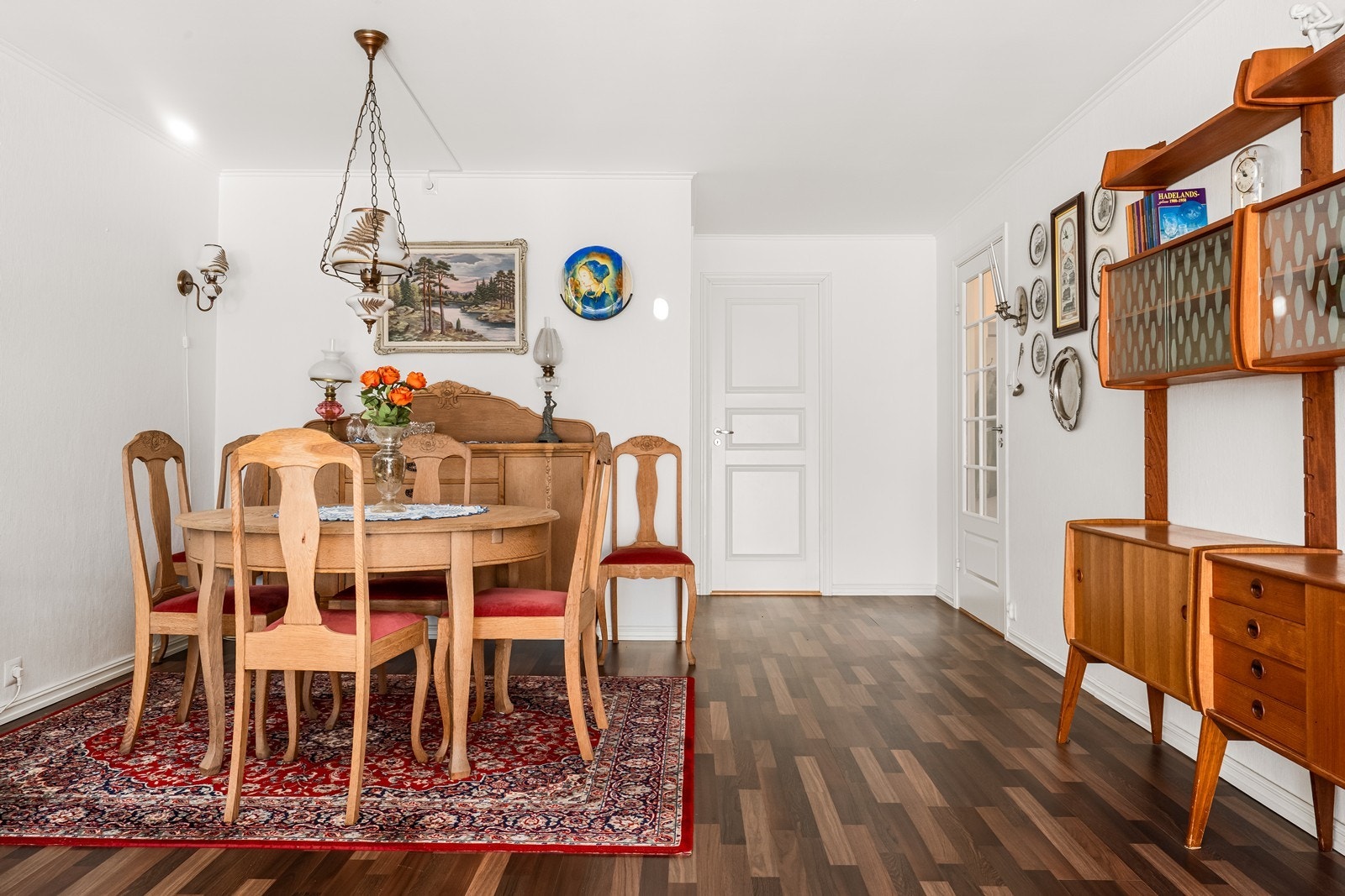 I tilknytning til stuen er det god plass til en egen spisestuesone. Galleribilde