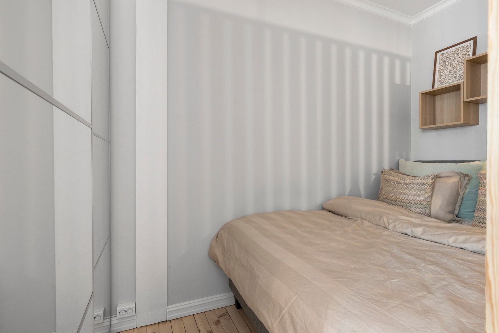 Det er en koselig sovealkove med plass til dobbeltseng og garderobe. Galleribilde