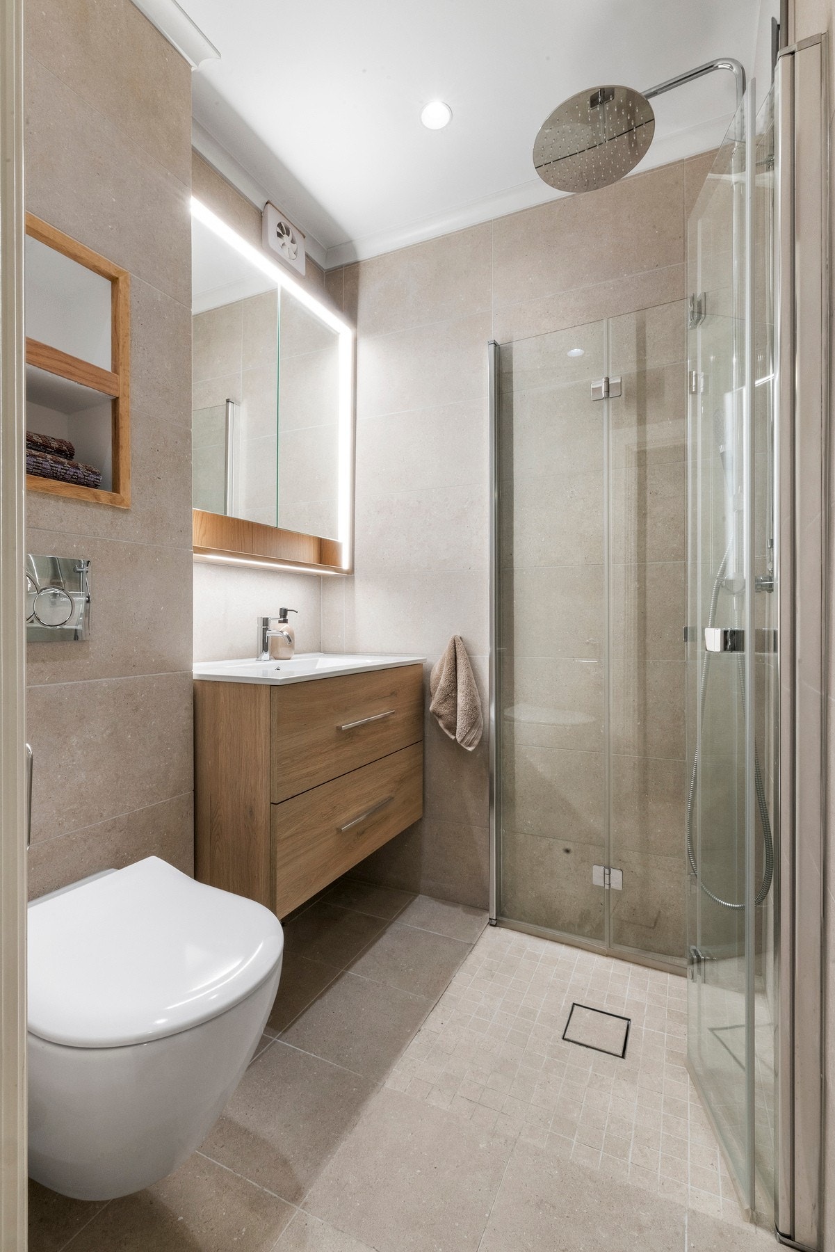 Leiligheten har et delikat og moderne baderom fra 2025. Badet fremstår som romslig og funksjonelt, med flislagt gulv utstyrt med elektriske varmekabler som gir god komfort. Galleribilde