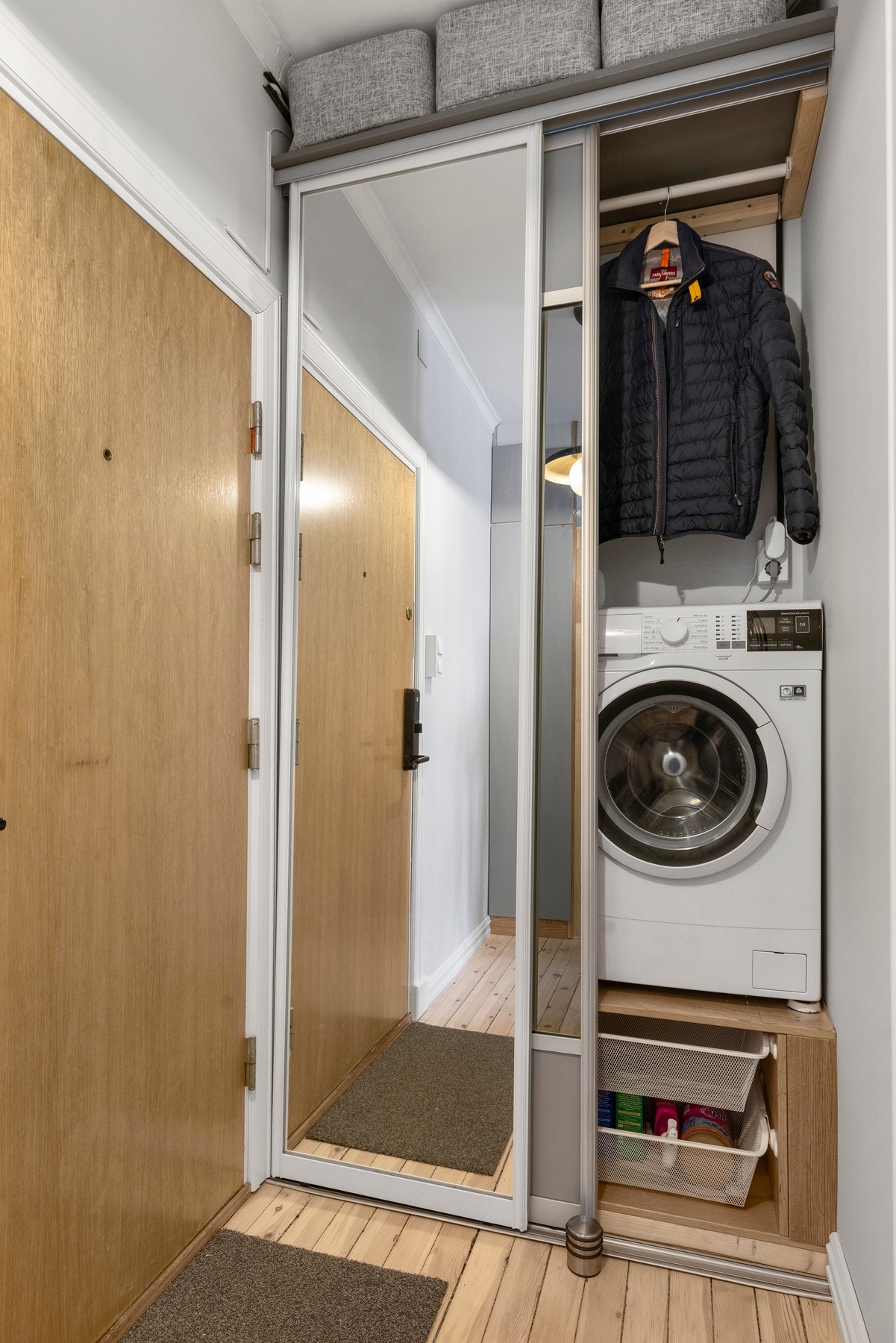 Det er en praktisk vaskesøyle i tilknytning garderobeskapet ved entréen. Galleribilde