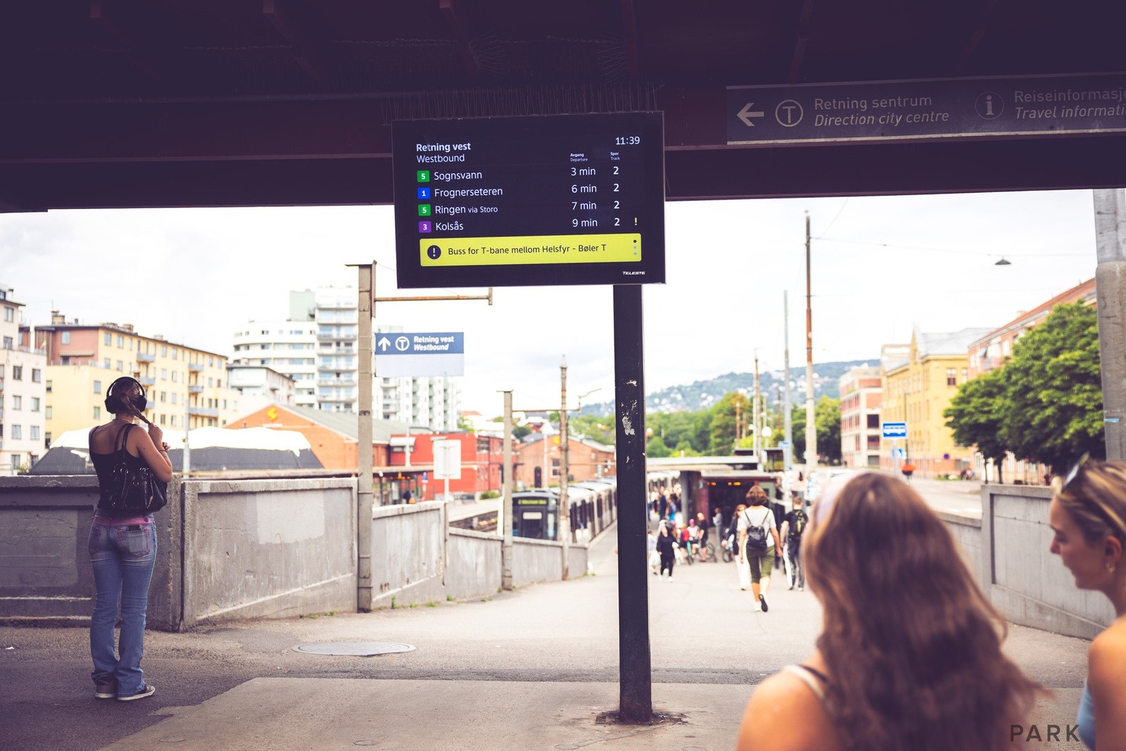 Området byr på offentlig kommunikasjon via buss og trikk. Nærmeste holdeplass er Adamstuen som ligger ca. 4 min gange fra bygget. Med bil tar det ca. 3 min til Majorstuen, 6 min til Grünerløkka, 7 min til Oslo S, 8 min til Nydalen og 34 min til Oslo Lufth Galleribilde