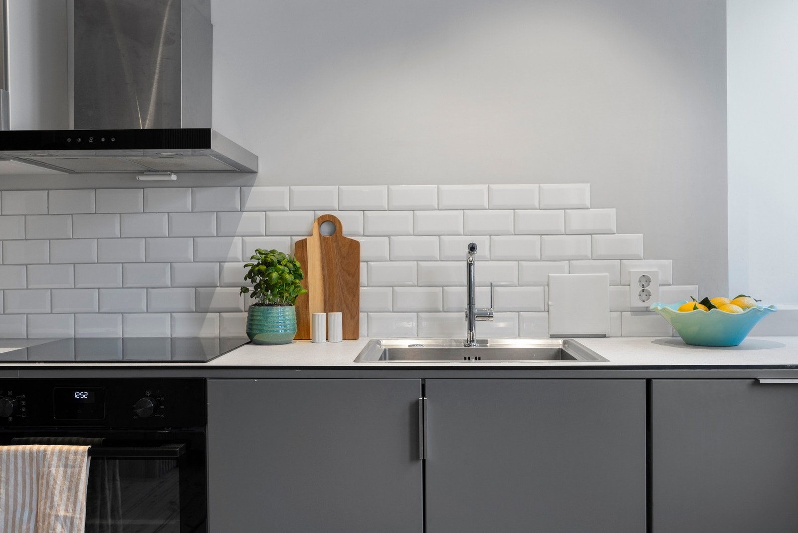 Kjøkkenet fremstår som pent. Her får du en innredning med laminat benkeplater, flislagt backsplash og glatte fronter som gir et tidløst preg. Galleribilde