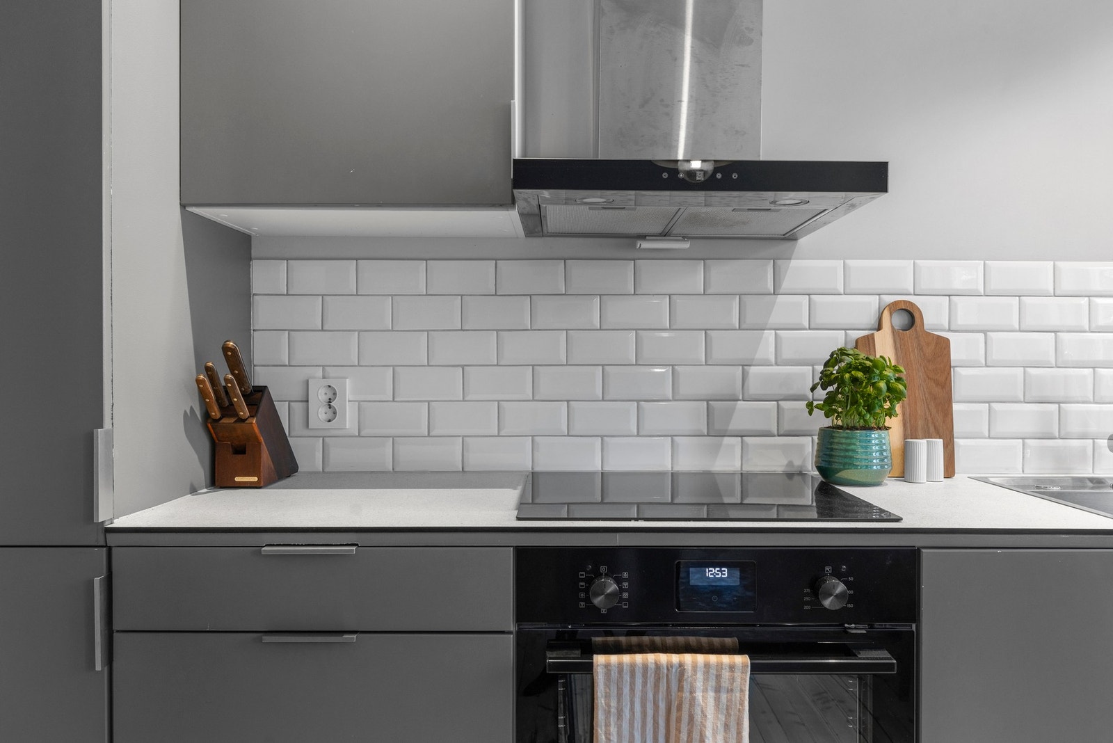 Det er integrerte hvitevarer som oppvaskmaskin, steketopp og ovn samt kjøl/frys, noe som gjør hverdagen enkel. Galleribilde