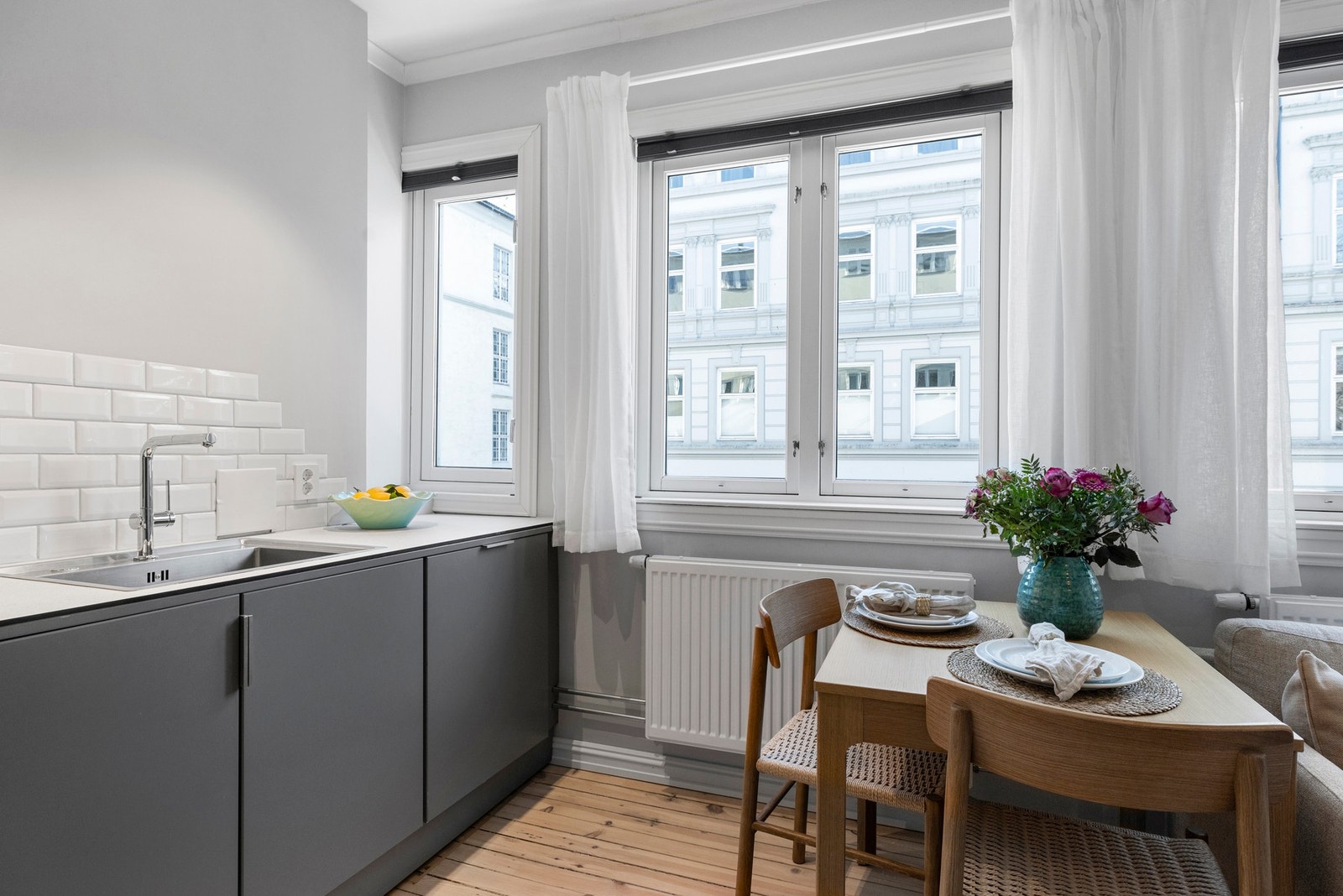 Store vindusflater slipper inn rikelig med naturlig lys og, sammen med lyse vegger, skaper de en luftig og behagelig atmosfære. Galleribilde