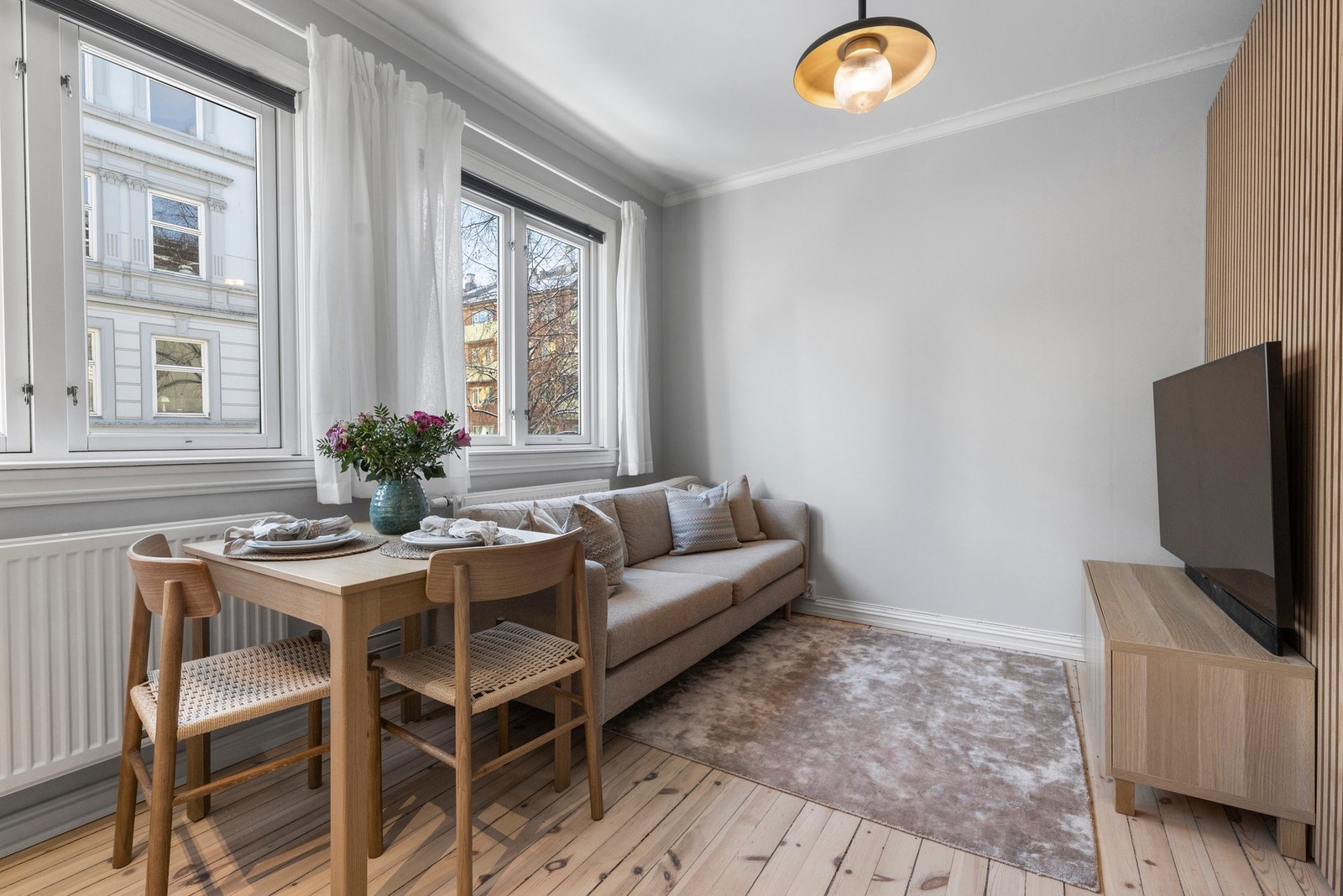 Leilighetens naturlige samlingspunkt er den hyggelige stuen med åpen planløsning. Galleribilde