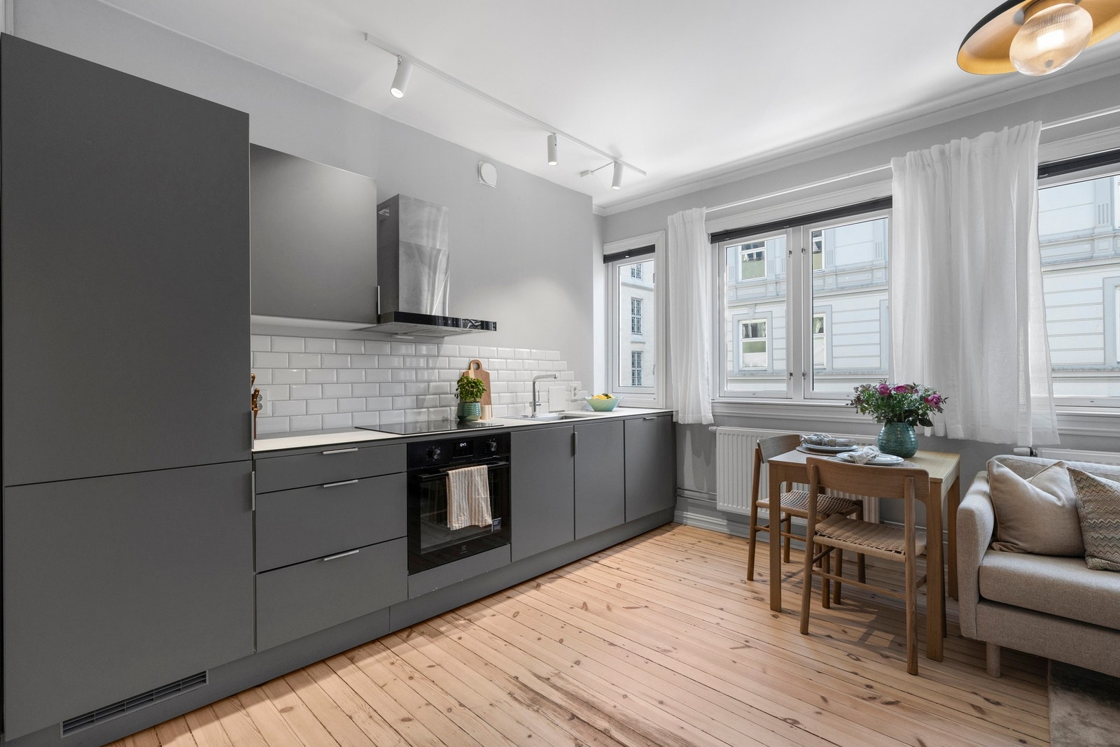 Planløsningen legger til rette for sosialt samvær og fleksibel møblering, og skaper en åpen og innbydende atmosfære i leiligheten. Galleribilde