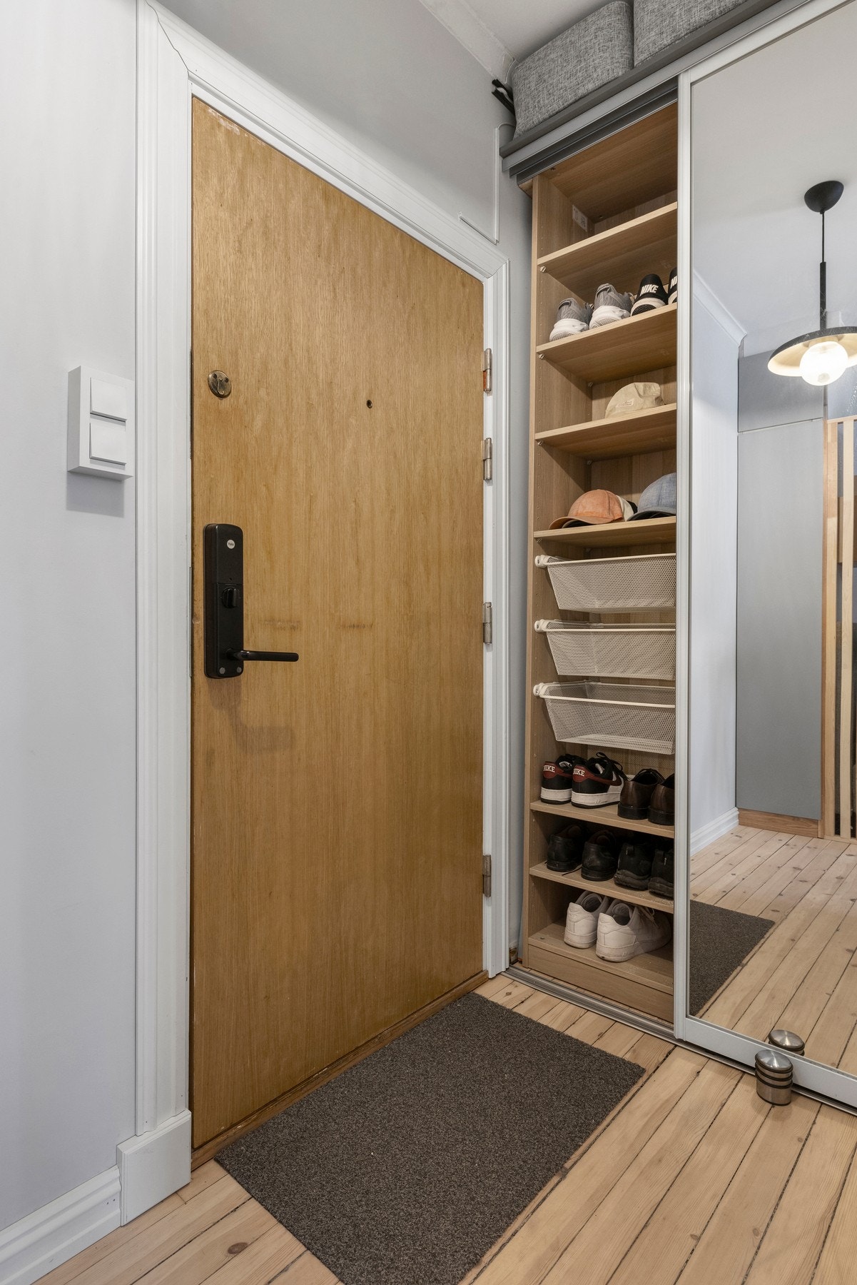 Her får du et stilrent førsteinntrykk med originale furugulv og malte vegger i tidløse farger. Det er romslig garderobeløsning i tilknytning entréen - som gir god plass til yttertøy og sko, og sørger for en ryddig og funksjonell start på hjemmet. Galleribilde