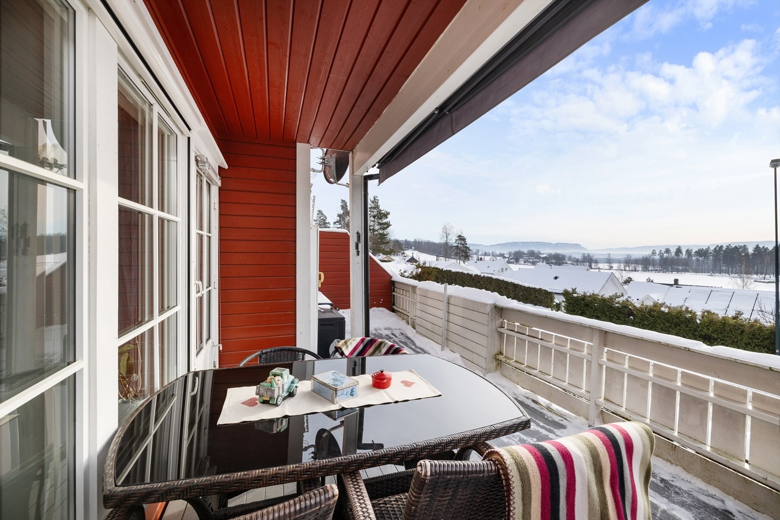 Den store, sørvendte terrassen på ca. 24 m² er delvis overbygget og har god plass til utemøbler. Galleribilde