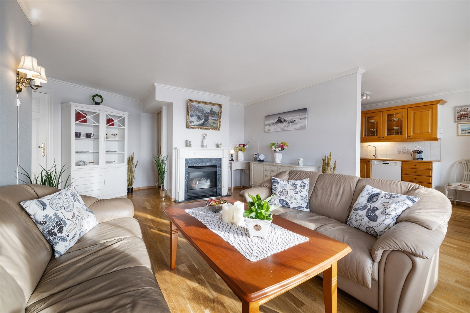 Rommet er lett å møblere med god plass til sofagruppe og øvrig innredning. Galleribilde