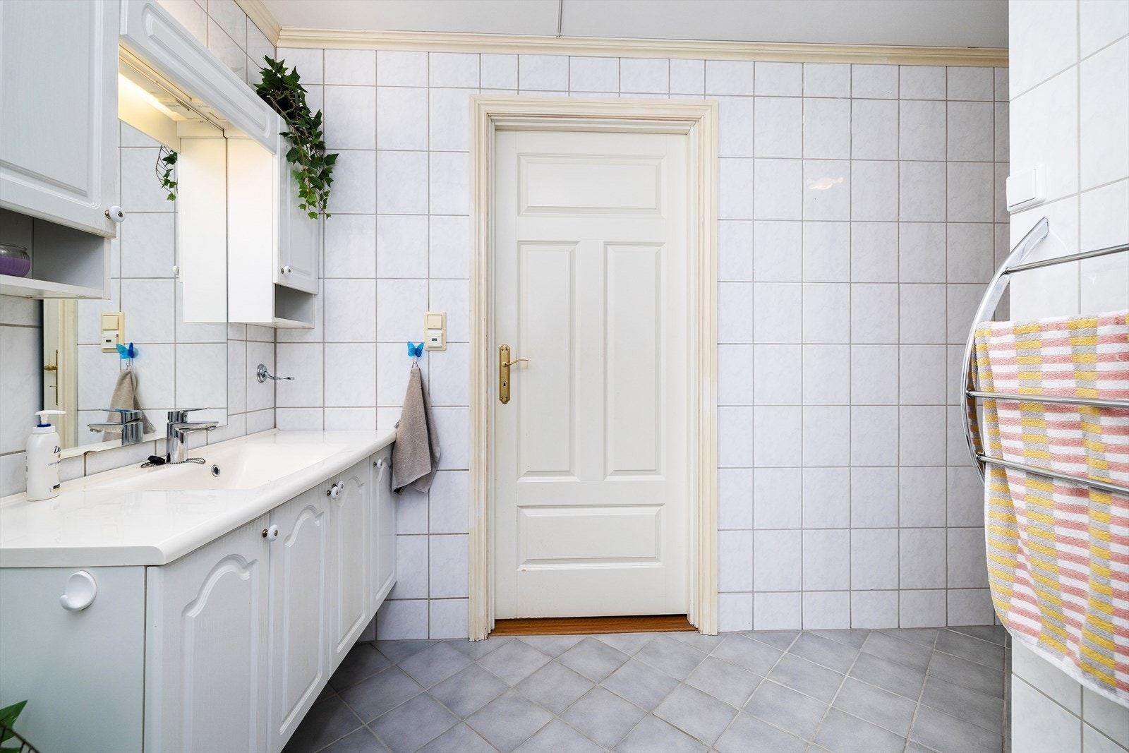 Badet er utstyrt med en praktisk servantinnredning med heldekkende servanttopp og speilskap. Galleribilde