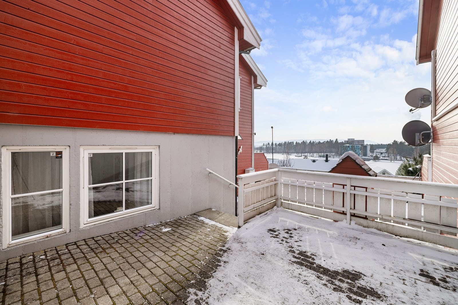 Adkomst til leiligheten via en utvendig betongtrapp. Galleribilde