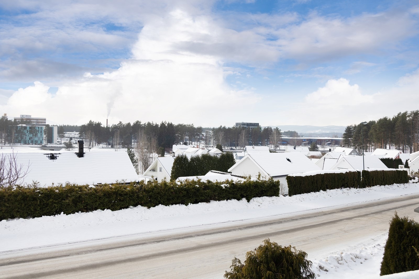 Fra eiendommen er det kort vei til servicetilbud som Ringerike Sykehus. Galleribilde
