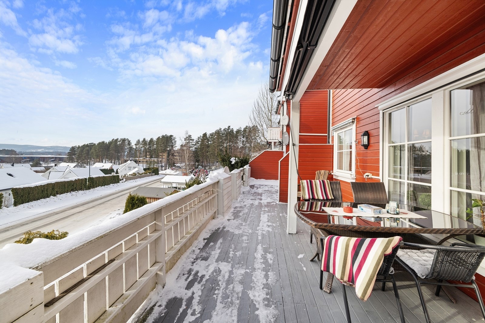 Terrassen strekker seg langs leilighetens fasade og er et flott, privat uterom. Galleribilde