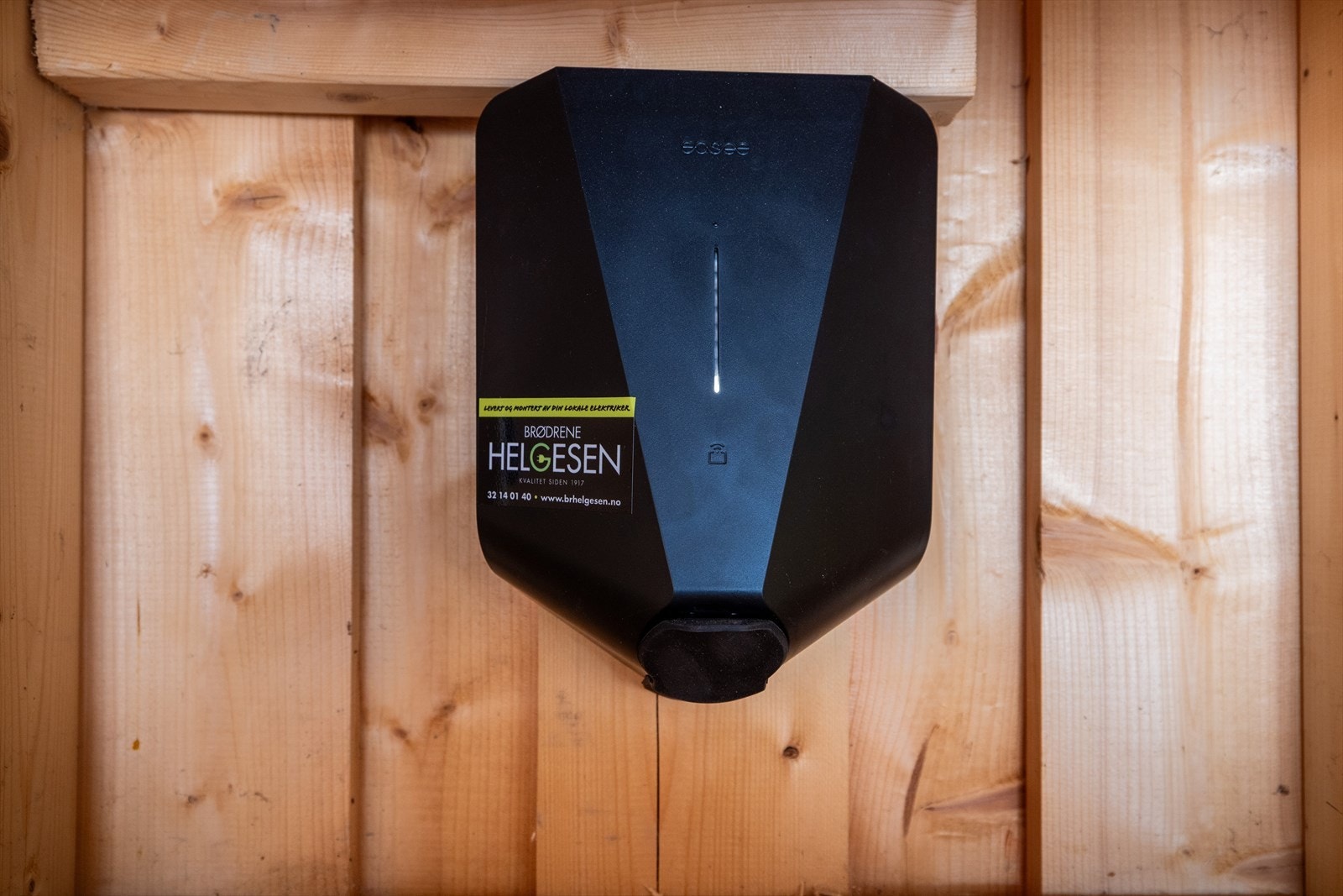 Det er montert elbillader i garasjen, klart for elbil. Galleribilde