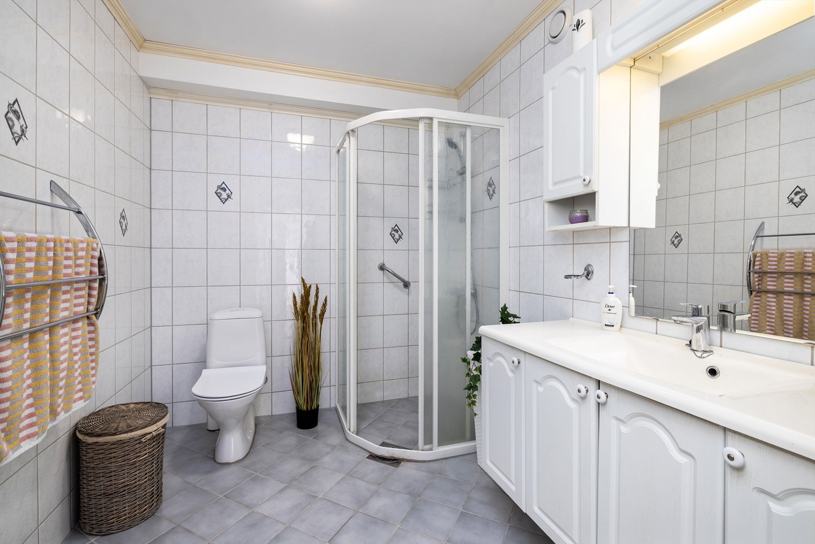 Her er det flislagte overflater, dusjnisje med skyvedører og elektrisk gulvvarme for komfort. Galleribilde