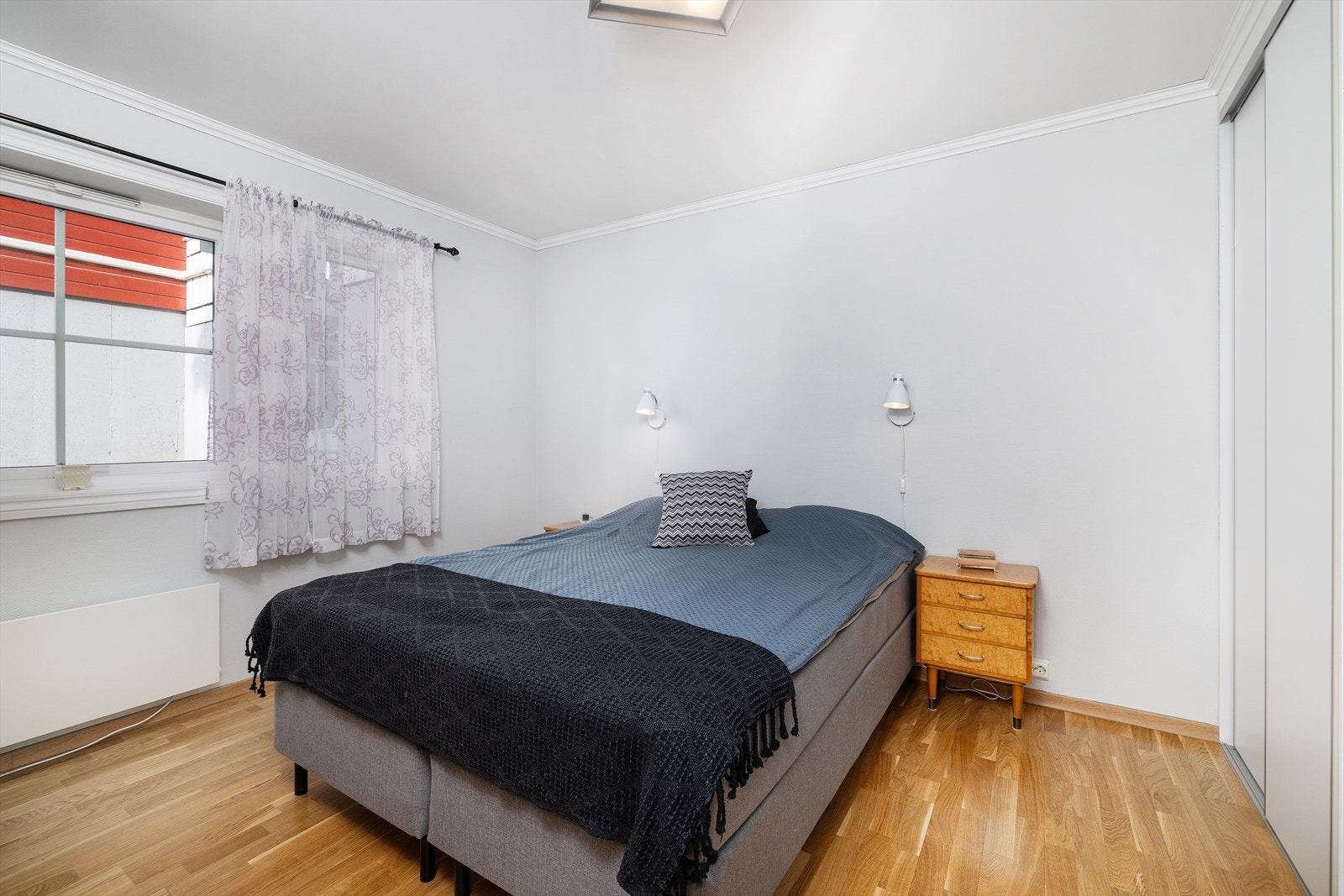 Rommet har parkett på gulvet og lyse vegger, som gir et nøytralt utgangspunkt. Galleribilde