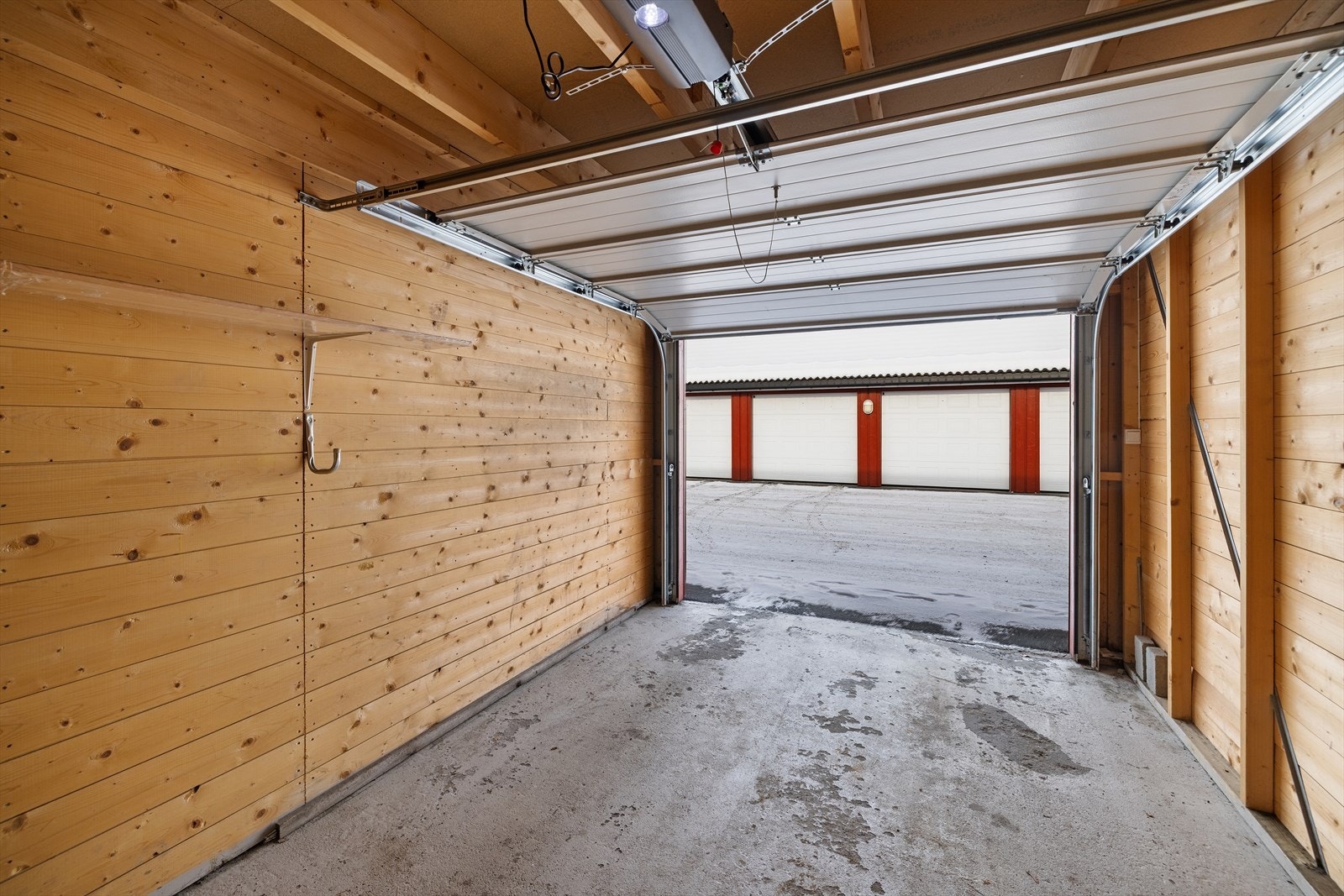 Garasjen har leddport med portåpner for enkel adkomst. Galleribilde