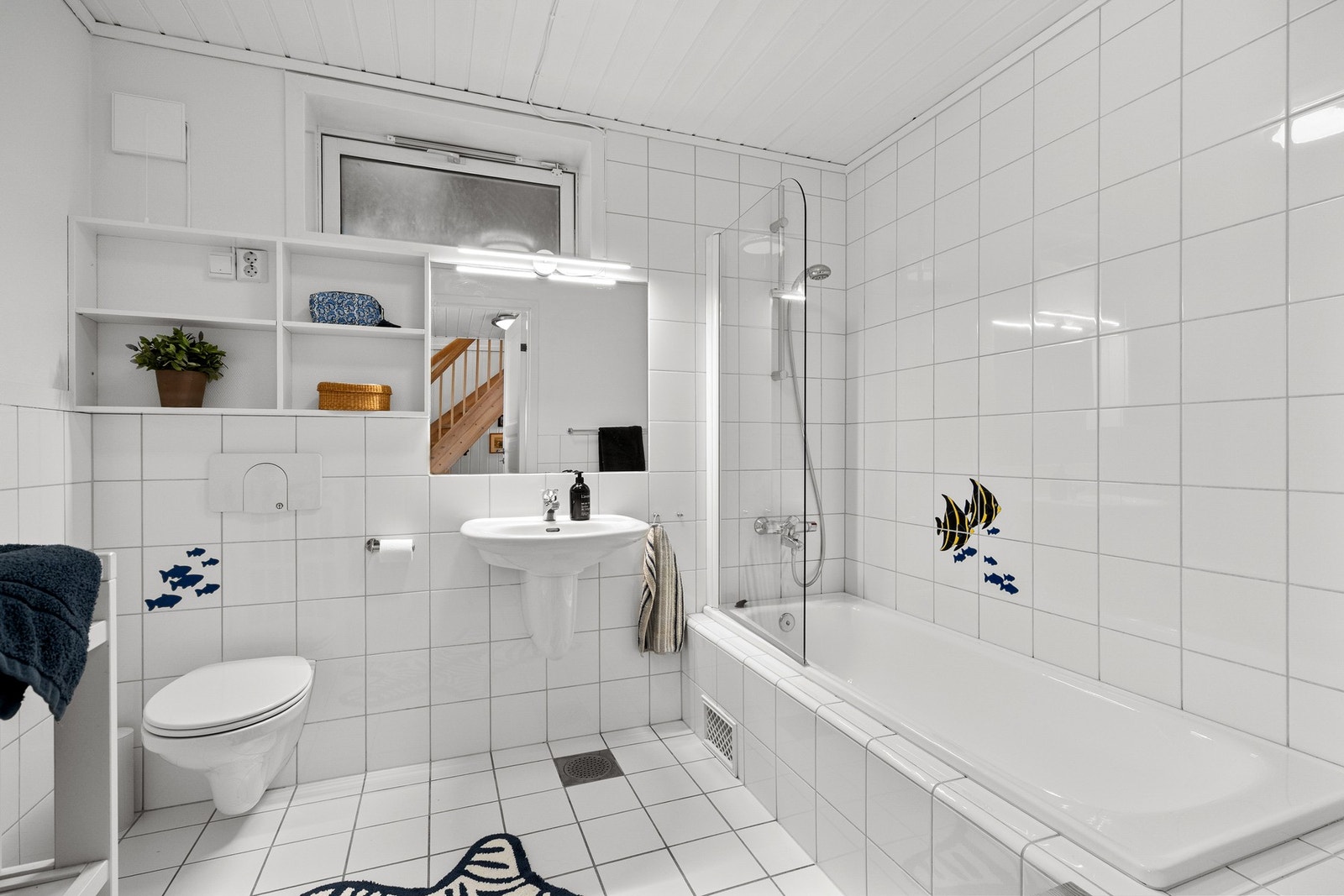 Stilrent bad med badekar. Galleribilde