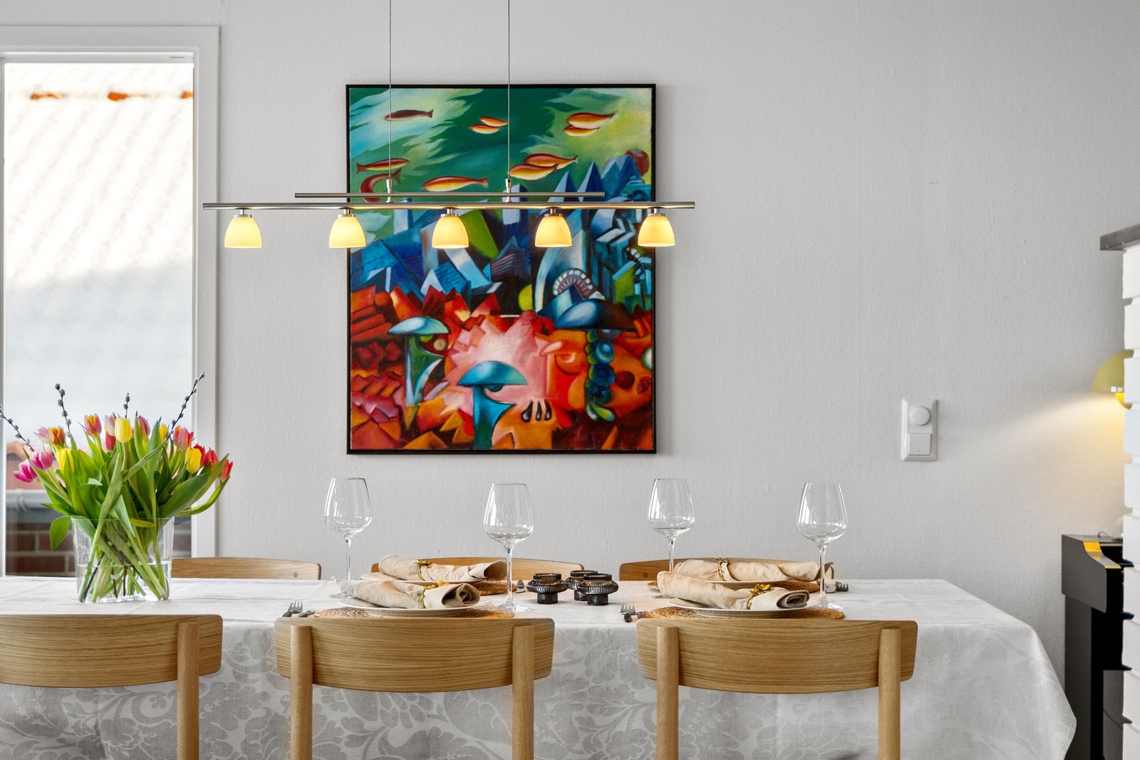 I stuen er det god plass til ønsket spisegruppe. Galleribilde