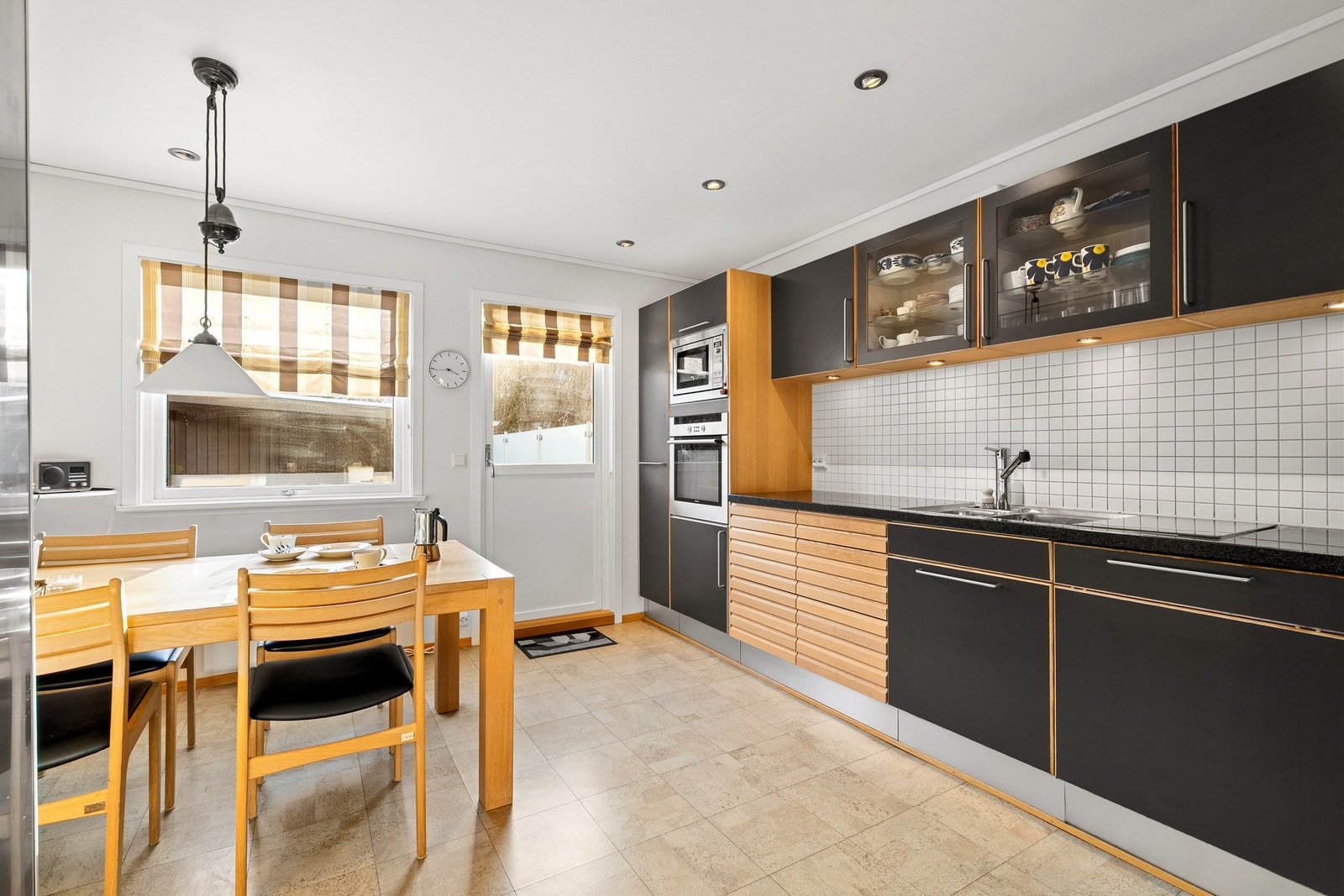 Stilig kjøkken med rikelig skap- og benkeplass. Galleribilde