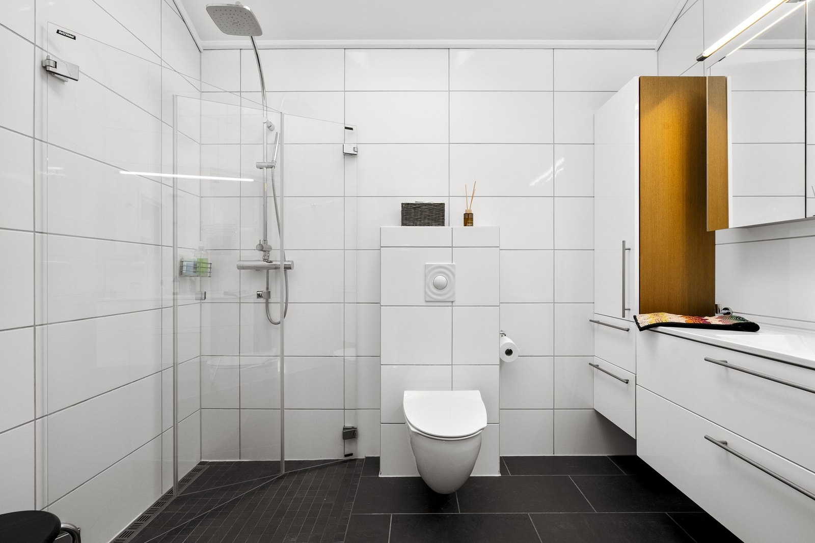 Tidløst helfliset bad. Galleribilde