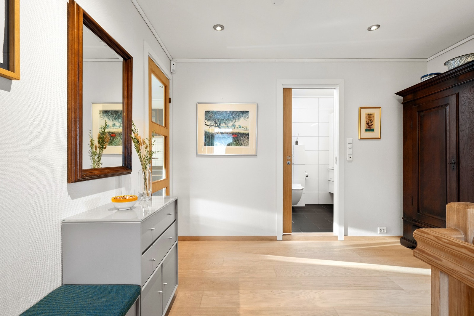 Romslig og innbydende gang. Galleribilde