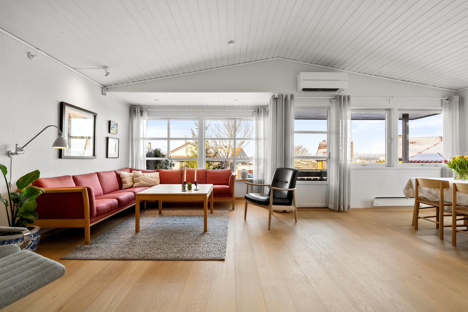 Fra stuen er det utgang til balkong. Galleribilde