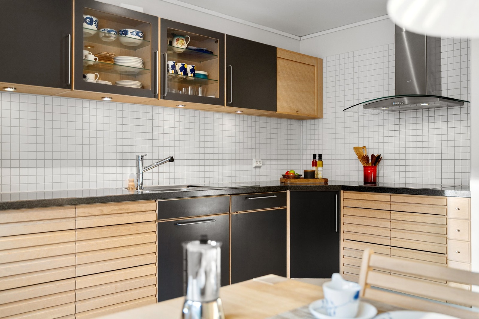 Kjøkkenet har solid og slitesterk benkeplate i stein. Galleribilde