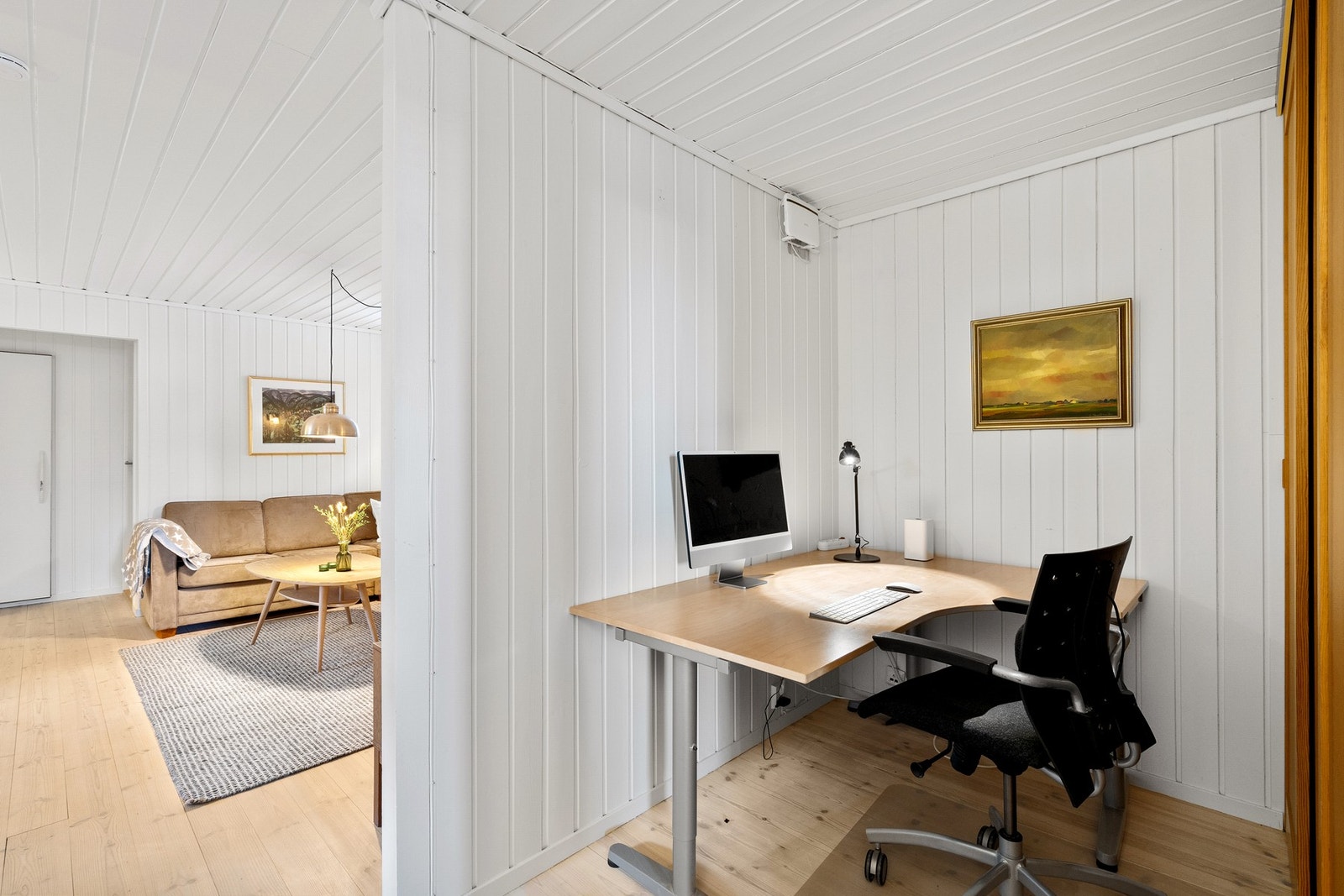 Praktisk kontorhjørne. Galleribilde