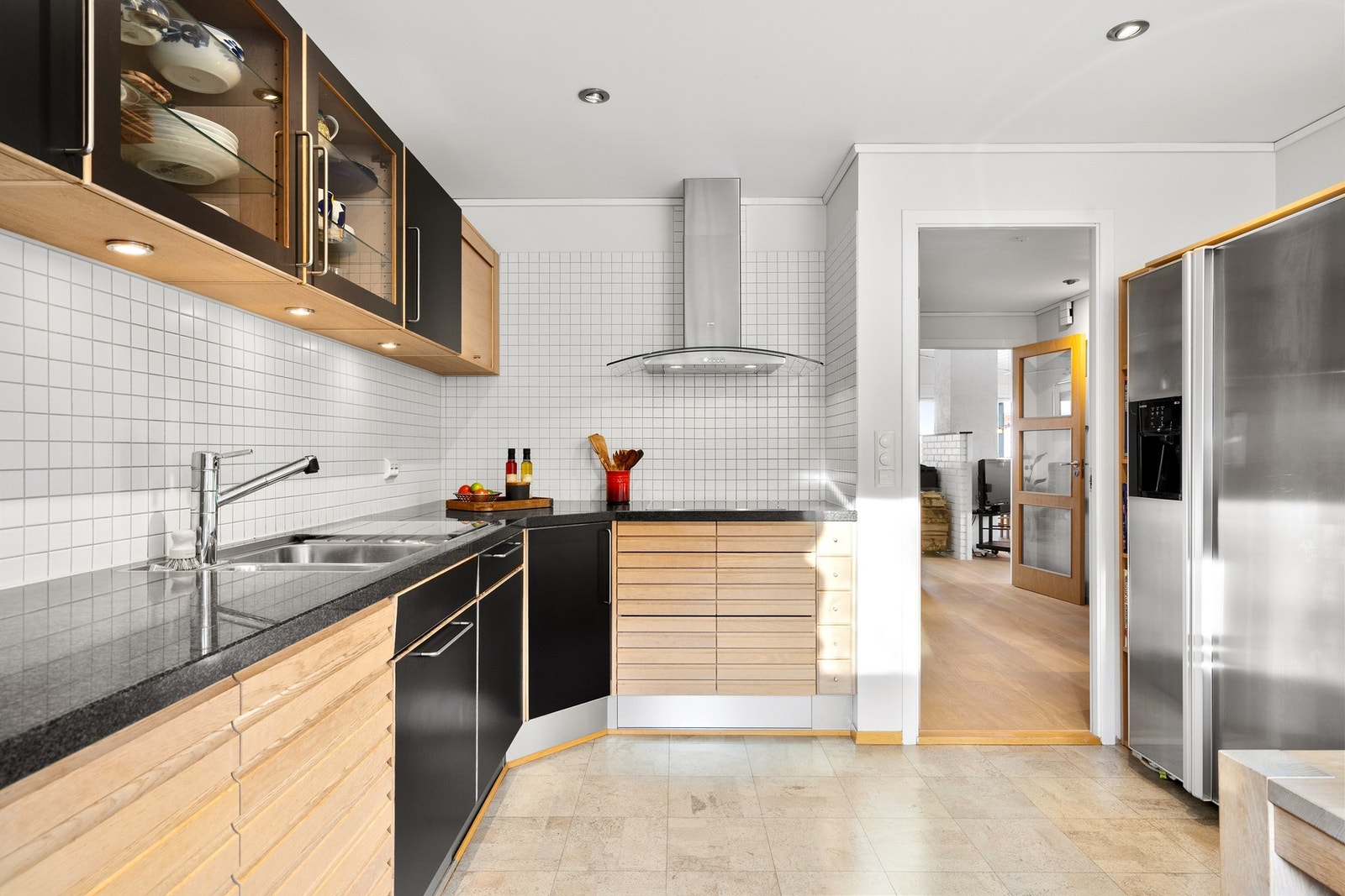 Kjøkkenet er adskilt fra stuen som bidrar til arbeidsro under matlagingen. Galleribilde