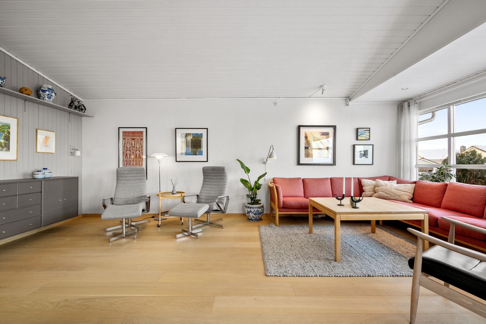 Boligen fremstår lys og luftig med god takhøyde og store vindusflater. Galleribilde