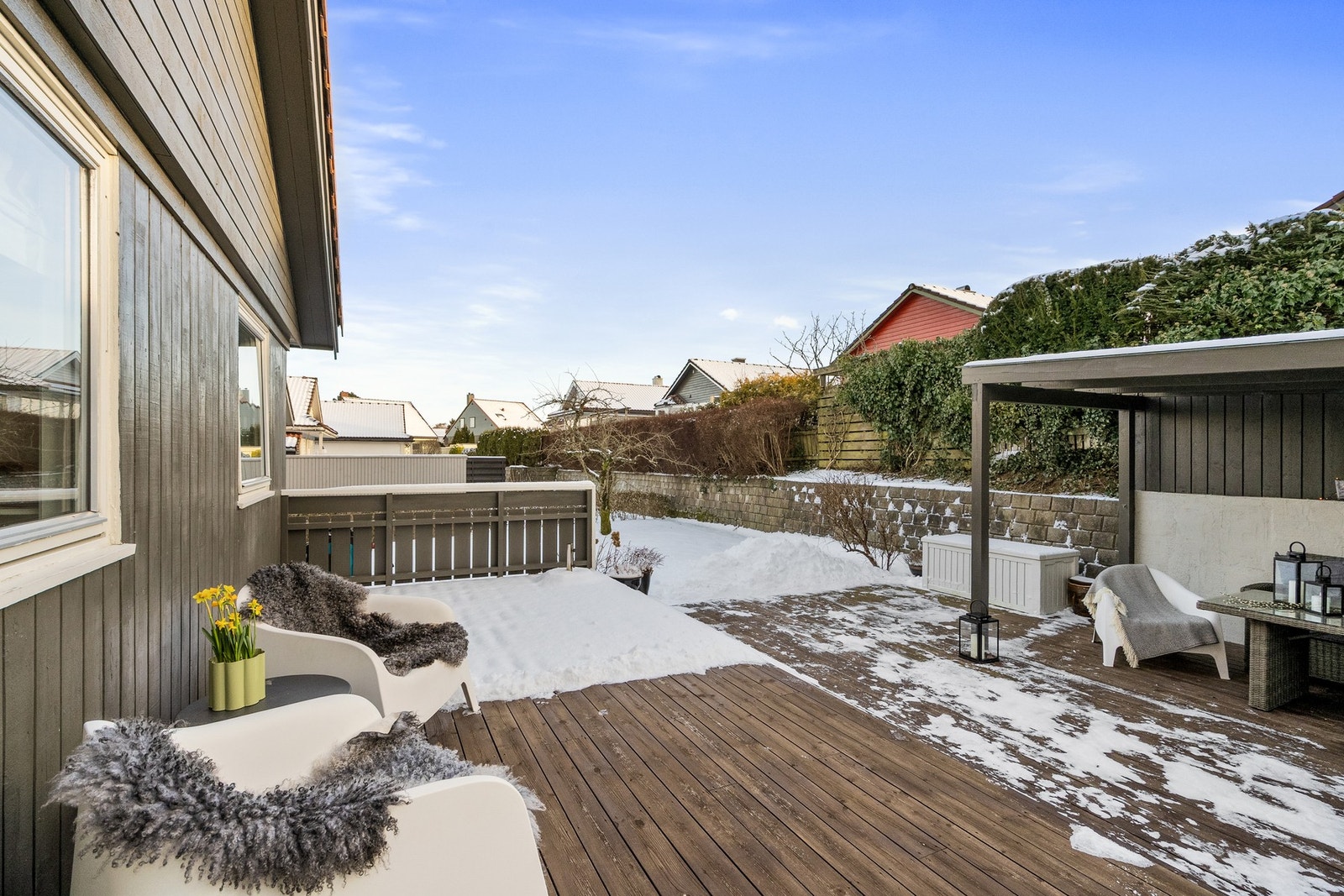 Fra kjøkkenet er det utgang til stor sørvestvendt terrasse Galleribilde