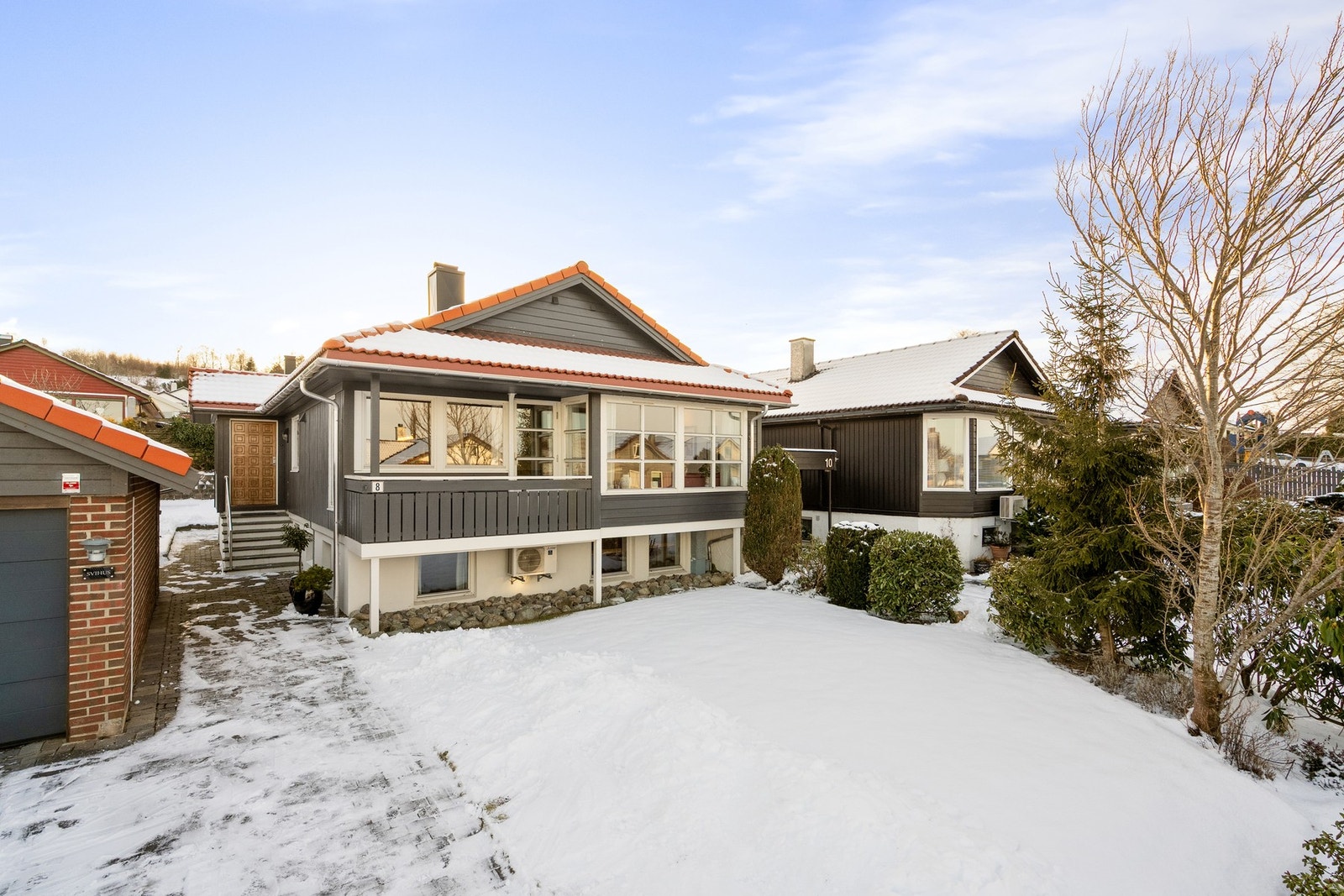 Beliggenheten er svært barnevennlig beliggenhet med nærhet til skole, barnehage, turområder, dagligvare og kollektivforbindelser. Galleribilde