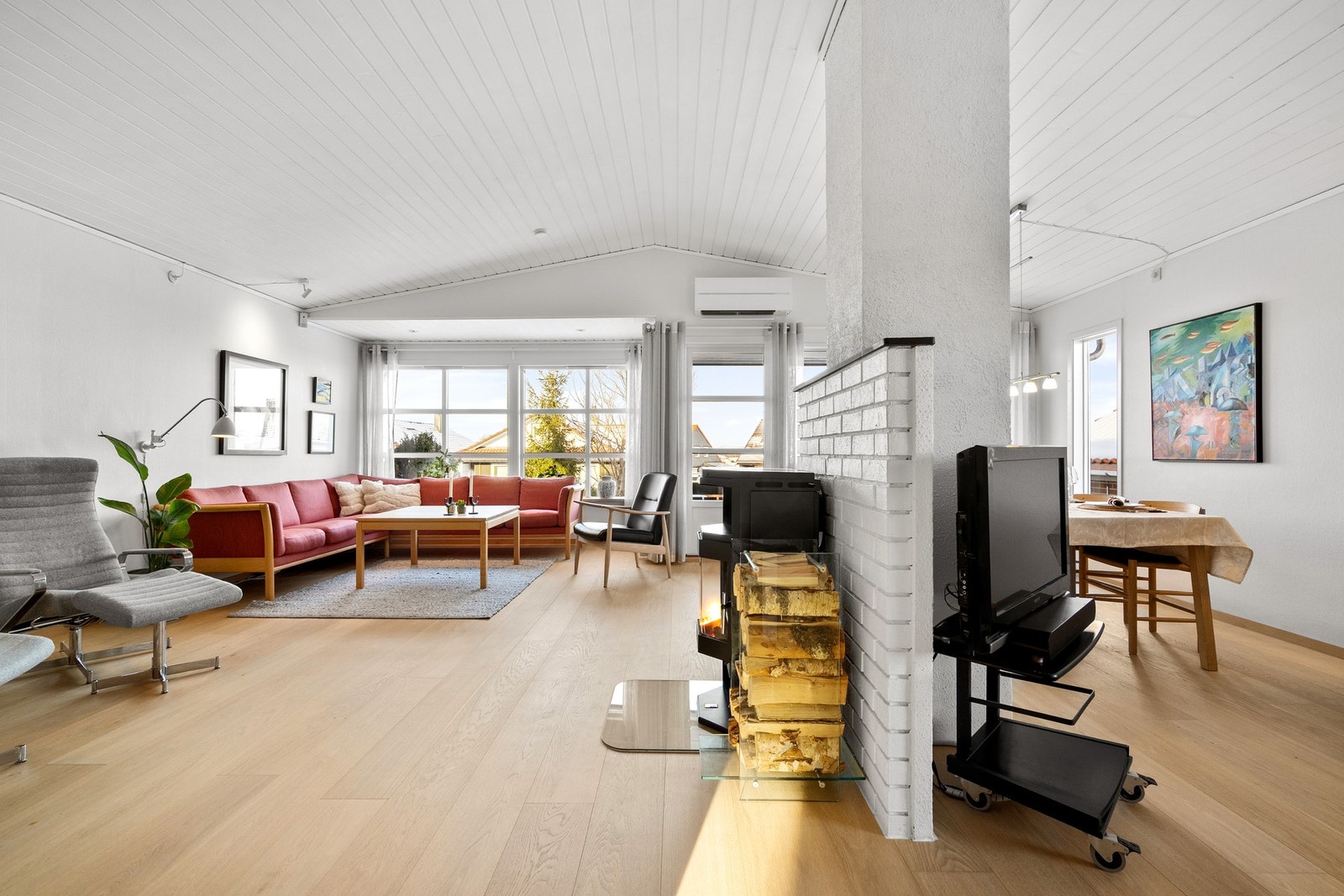 Stuen er romslig og kan enkelt møbleres i ulike soner. Galleribilde