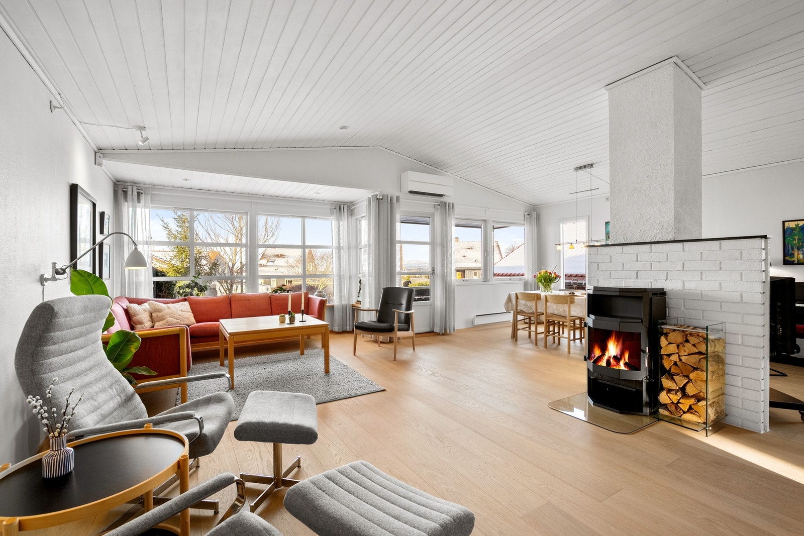 Gjennomgående er lysmalte overflater og flott enstavs parkett på gulv. Galleribilde