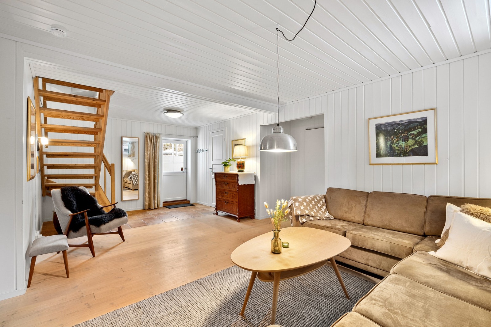 Kjelleretasjen er svært praktisk med bi-inngang og mange bruksmuligheter. Galleribilde