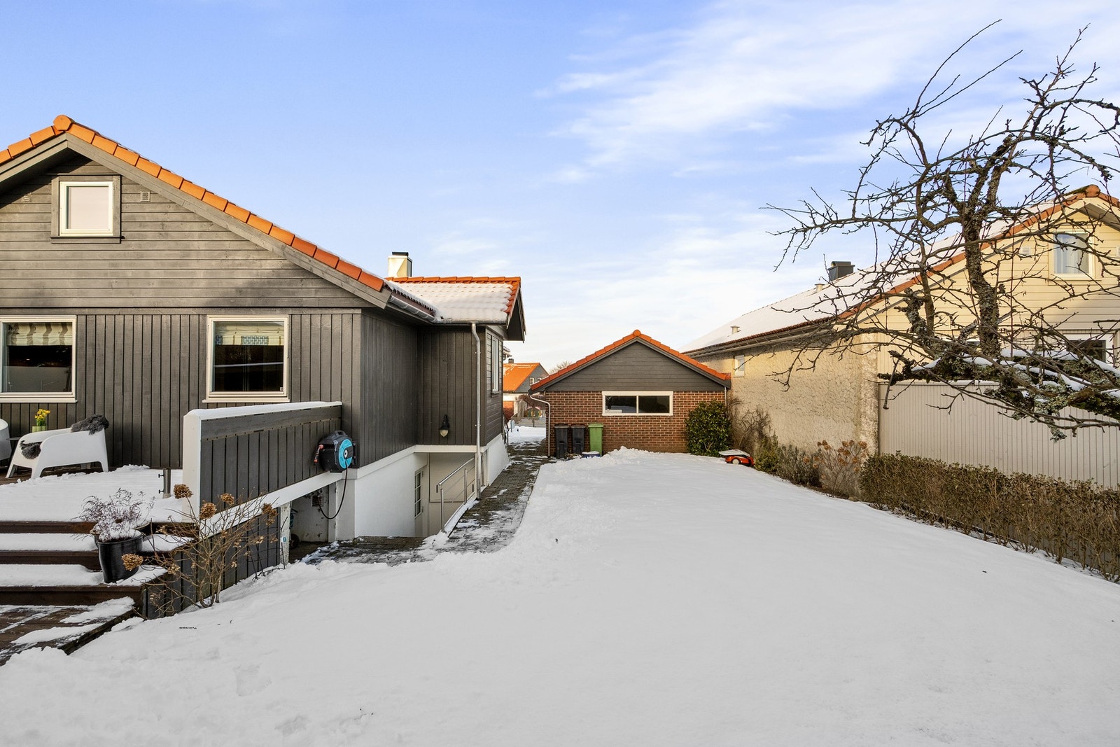 Uteområdet er pent opparbeidet med terrasse, pergola, hage og belegningsstein. Galleribilde