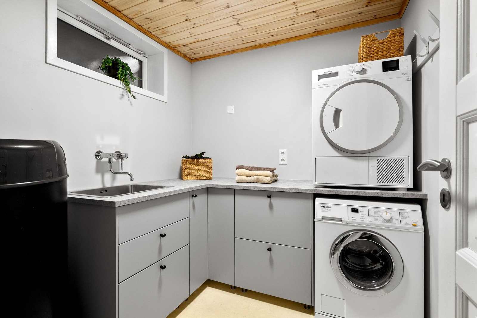 Praktisk separat vaskerom med ny innredning og varmtvannsbereder fra 2025. Galleribilde