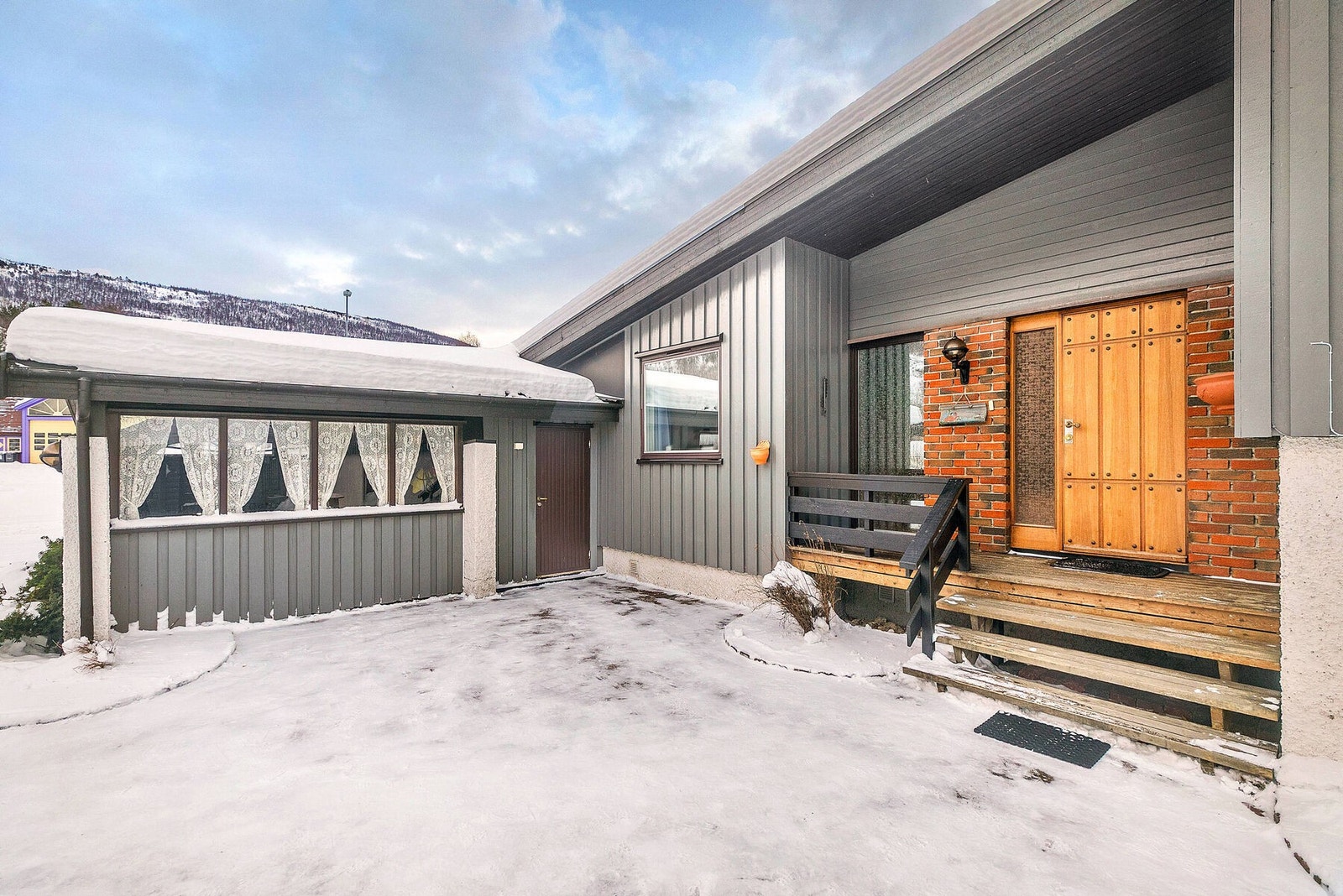 Brosteinsbelagt inngangsparti Galleribilde