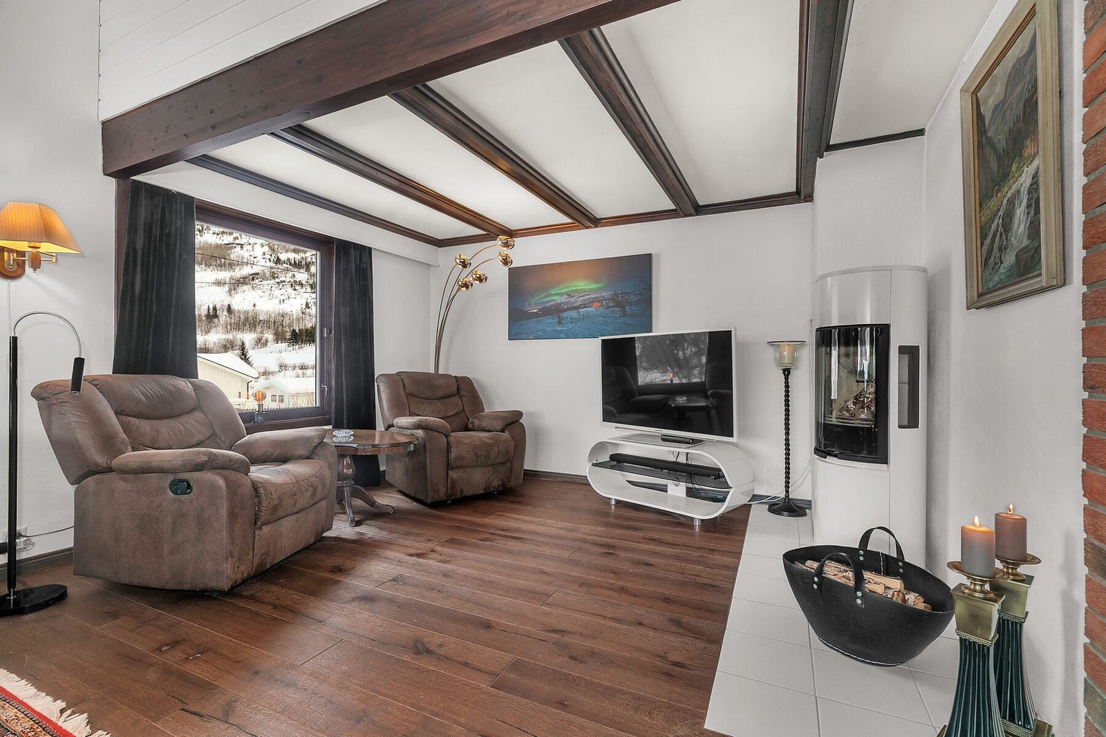 Romslig stue med nyere vedovn og gulv Galleribilde