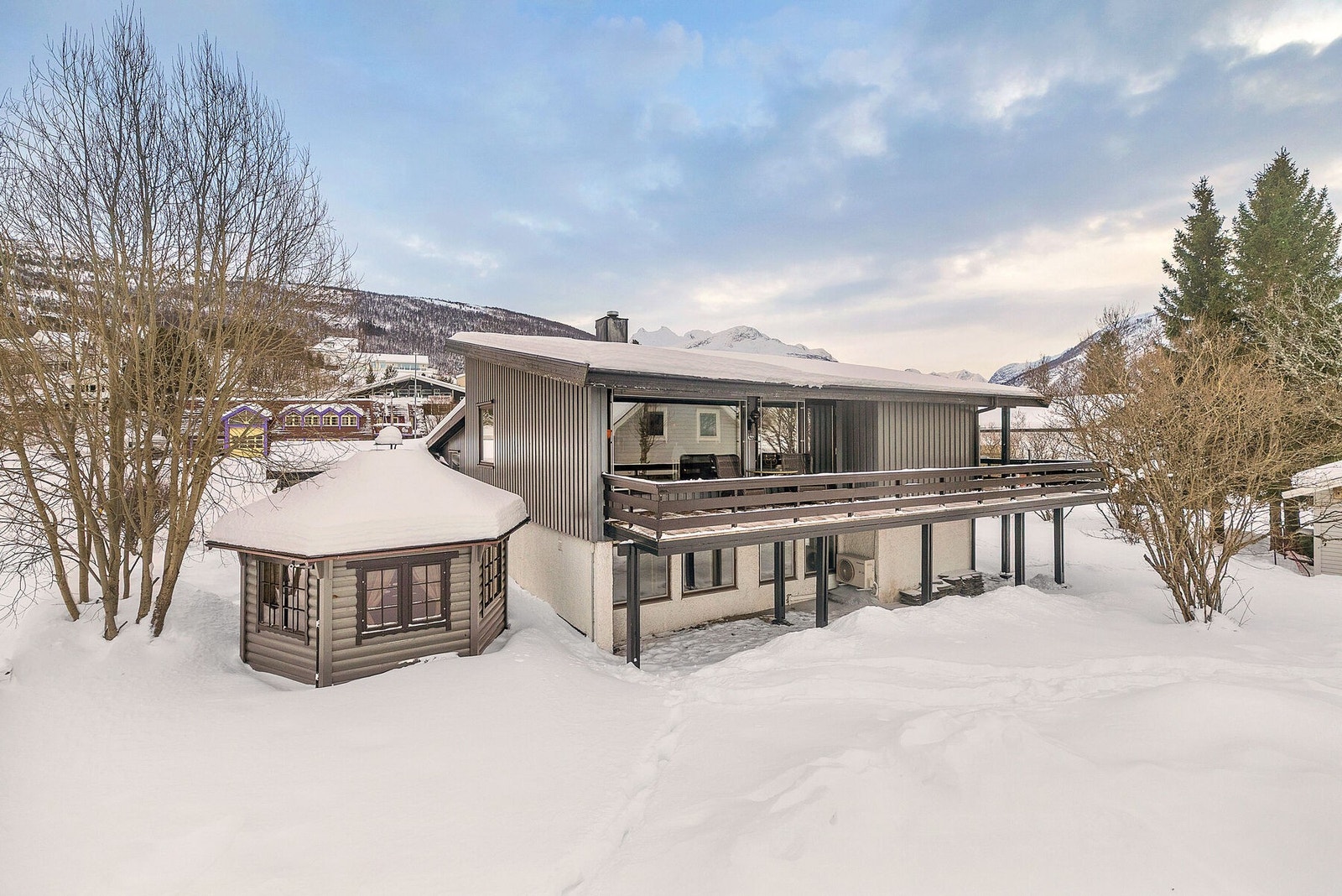 Eiendommen har stor og flat tomt - perfekt for barnefamilier Galleribilde