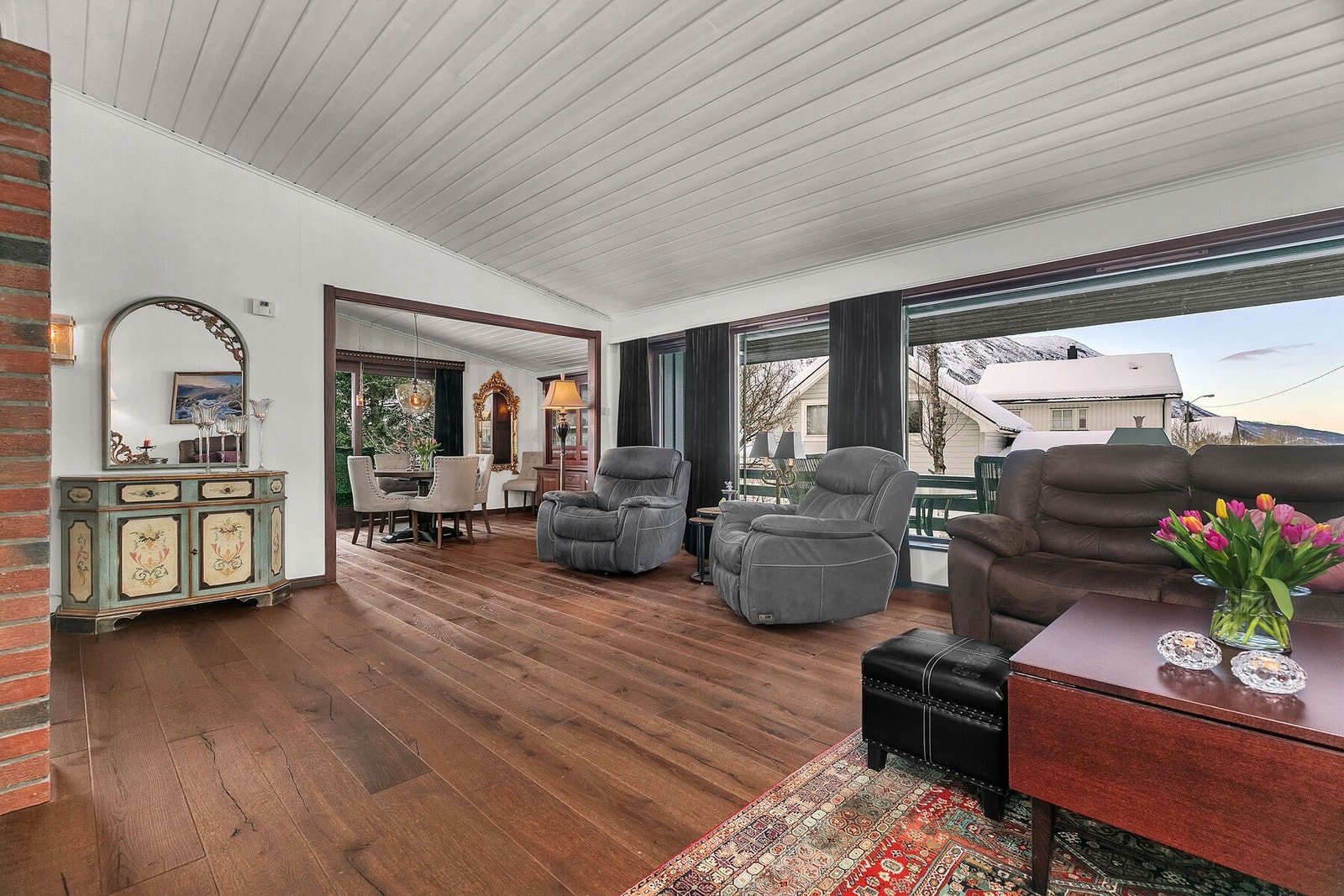 Fra stuen er det fin utsikt og godt lysinnslipp. Åpen løsning mot spisestue og kjøkken Galleribilde