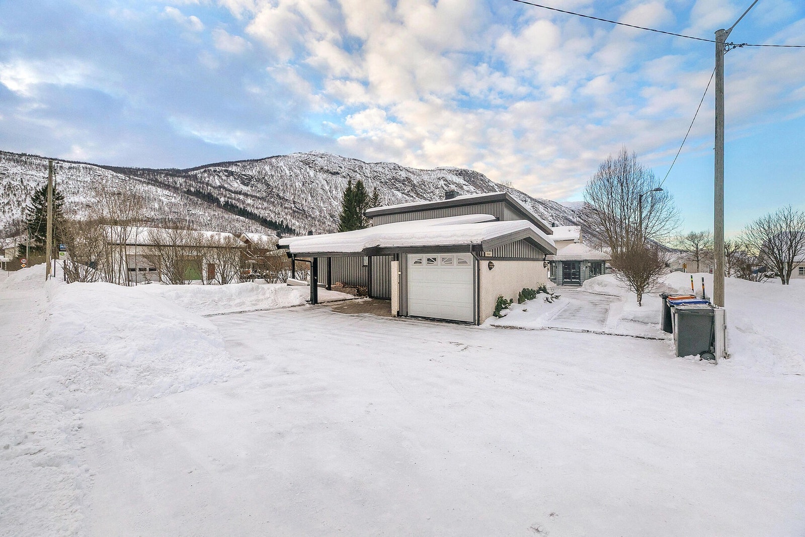 Det er godt med parkering på eiendommen - parkeringsområdet er brosteinsbelag Galleribilde