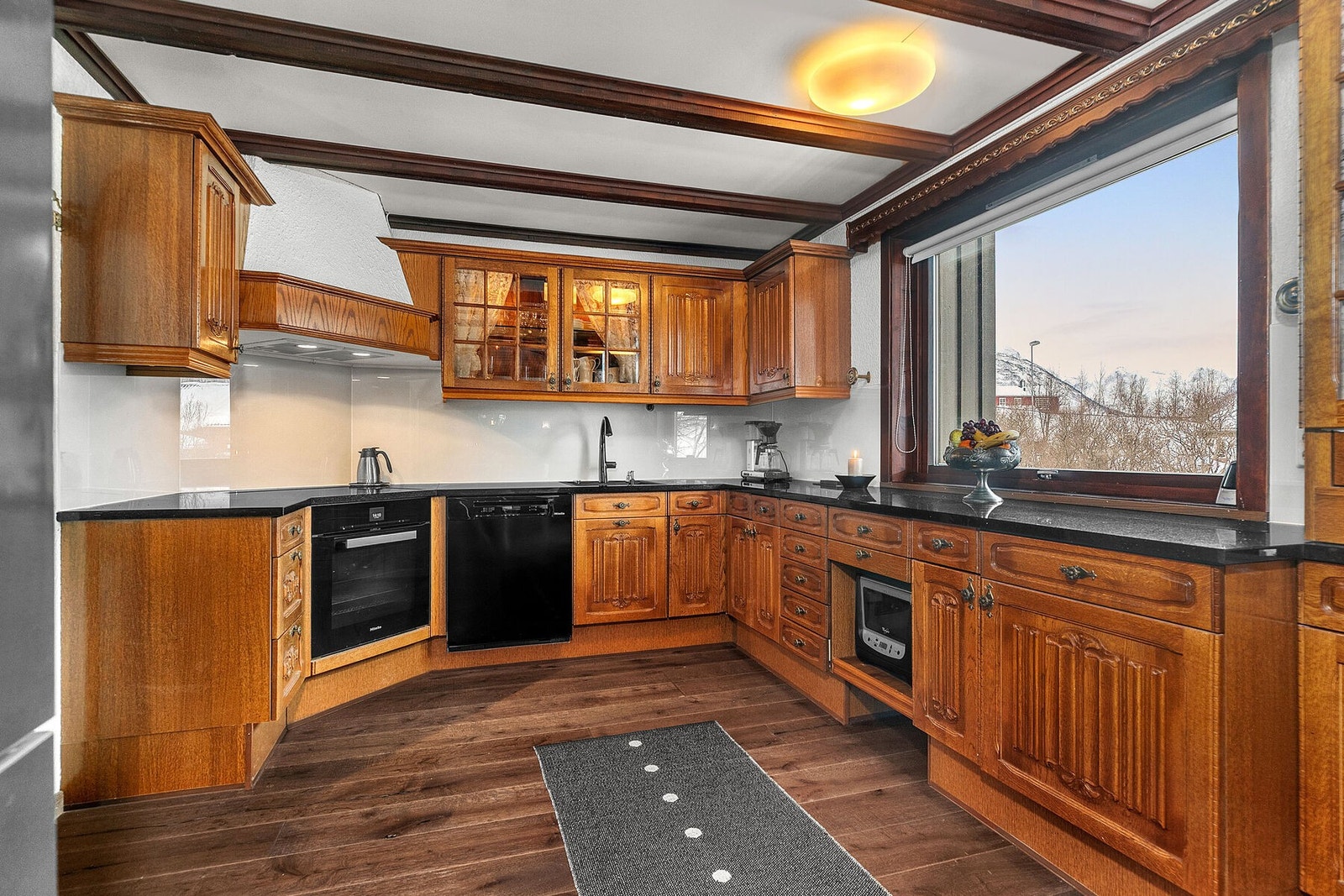 Stort vindu gir godt med lysinnslipp og fin utsikt fra kjøkkenet. Galleribilde