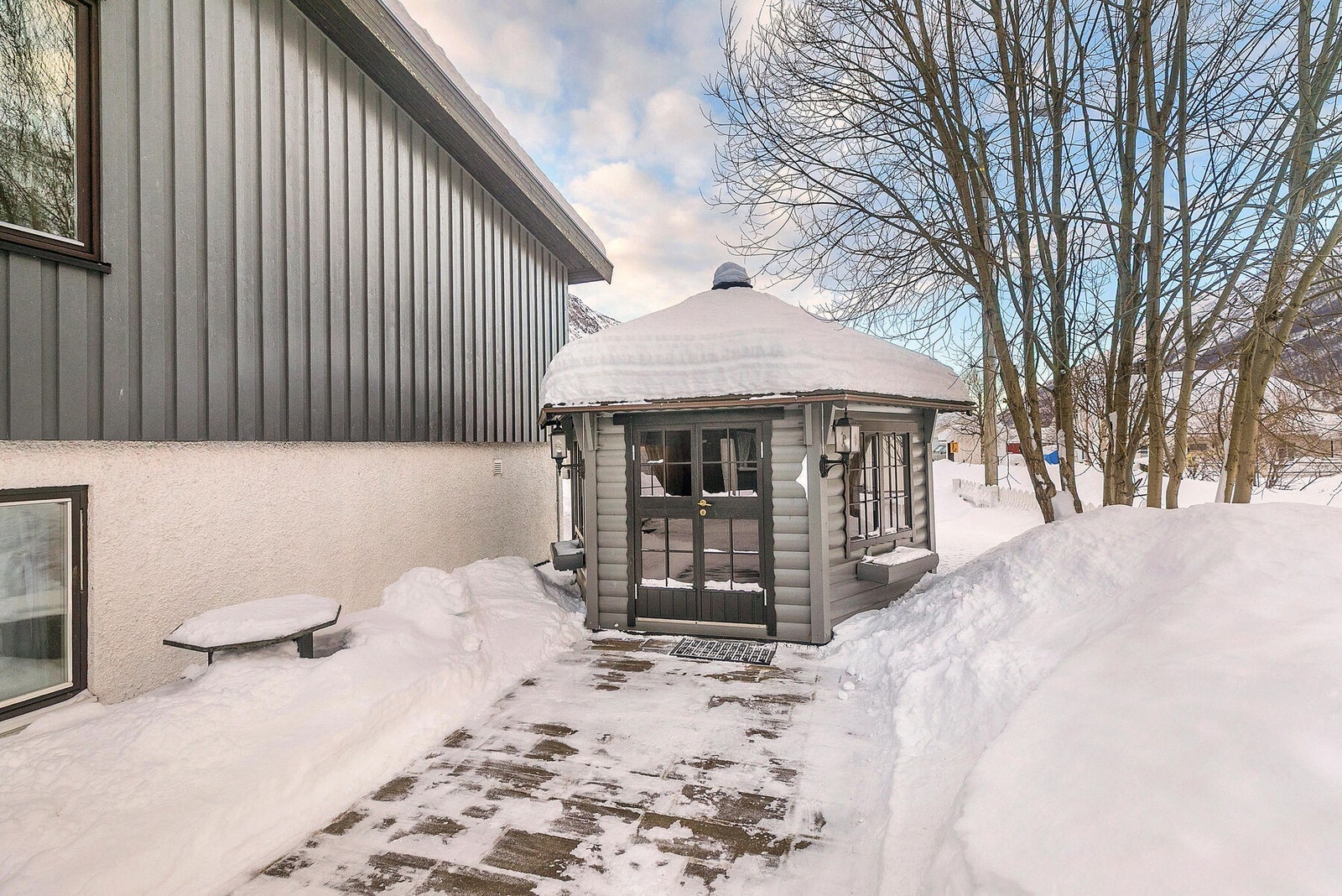 Grillbu Galleribilde