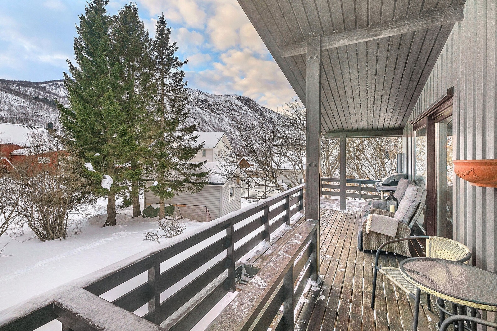 Overbygd veranda med god solgang Galleribilde