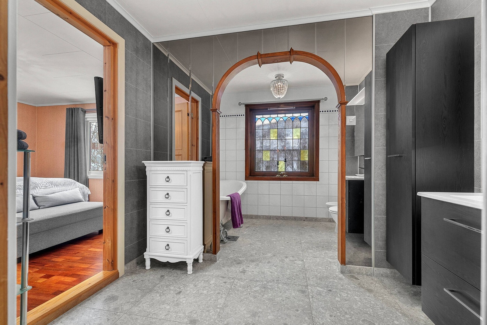 Romslig bad med fliser og varme i gulv. Galleribilde