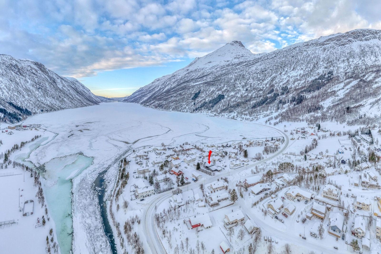 Eiendommen ligger fint til i Beisfjord med kort vei til skole, barnehage, badestrand, elv, idrettsanlegg og turområder. Galleribilde